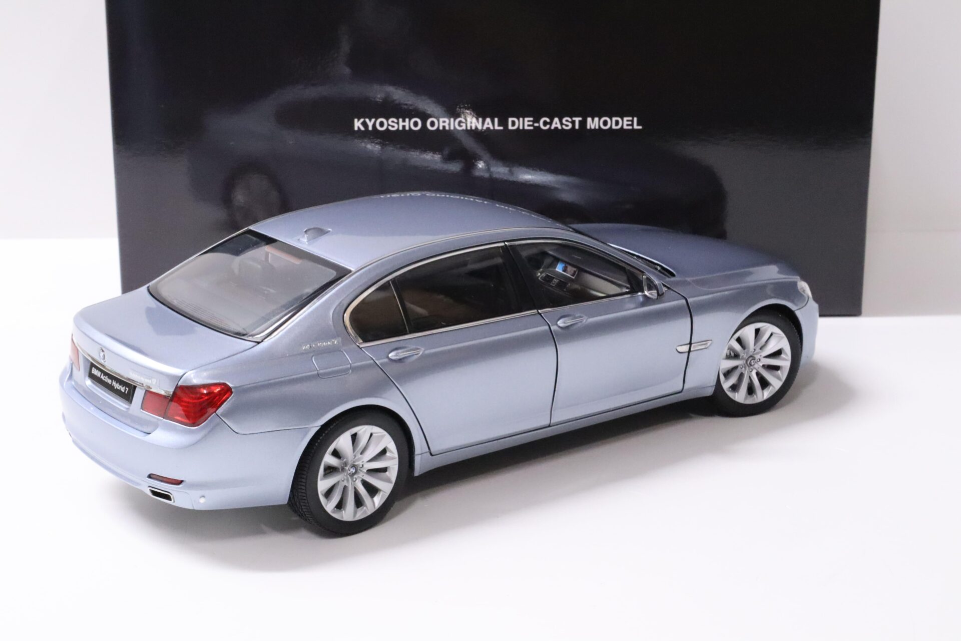 1:18 Kyosho BMW 7 Series F02 Active Hybrid 7 Blue Water metallic