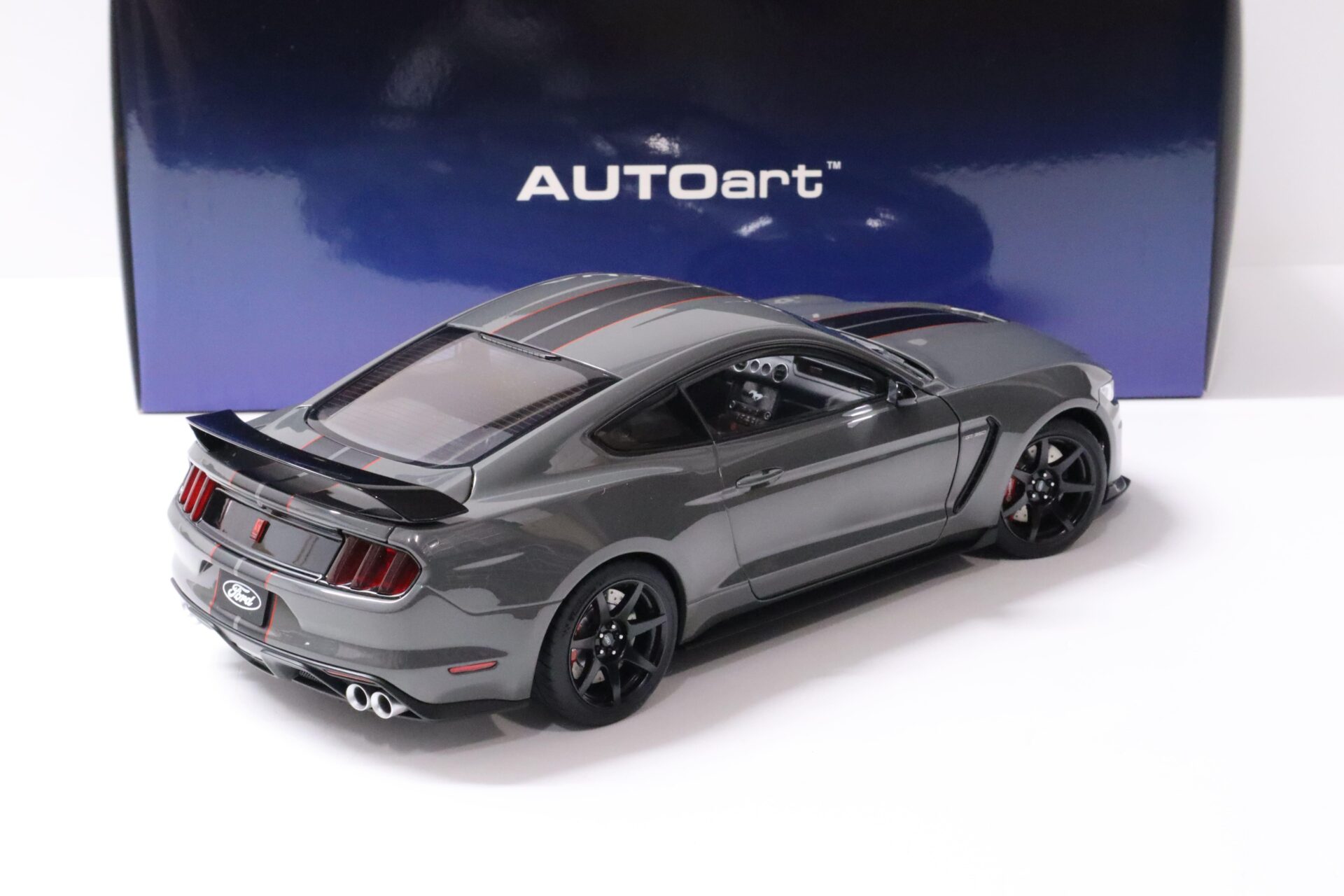 1:18 AUTOart Ford Shelby GT-350R 2017 Lead foot grey with black stripes