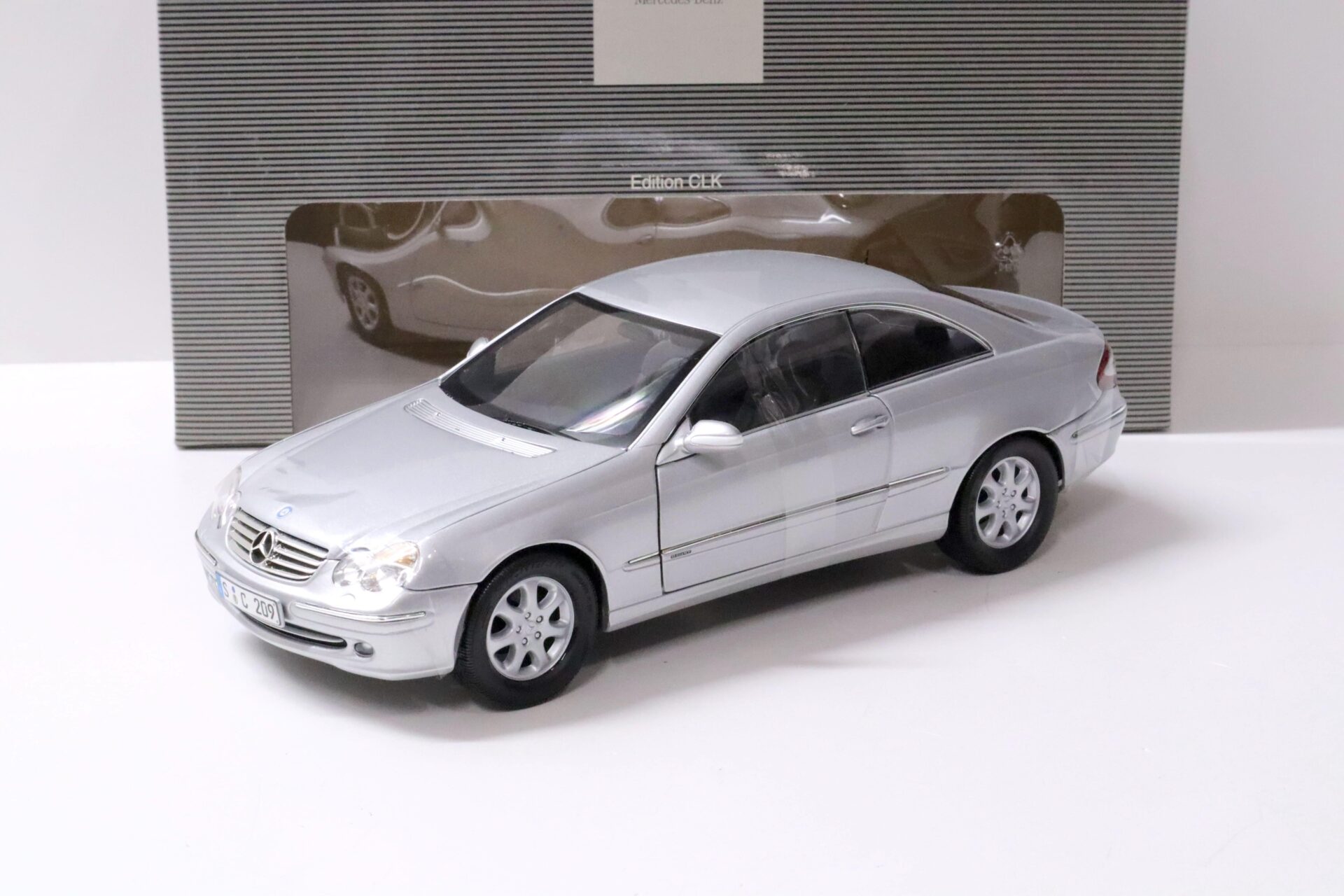 ID 57984 orig 1.jpg 1:18 Kyosho Mercedes CLK Coupe silver DEALER VERSION