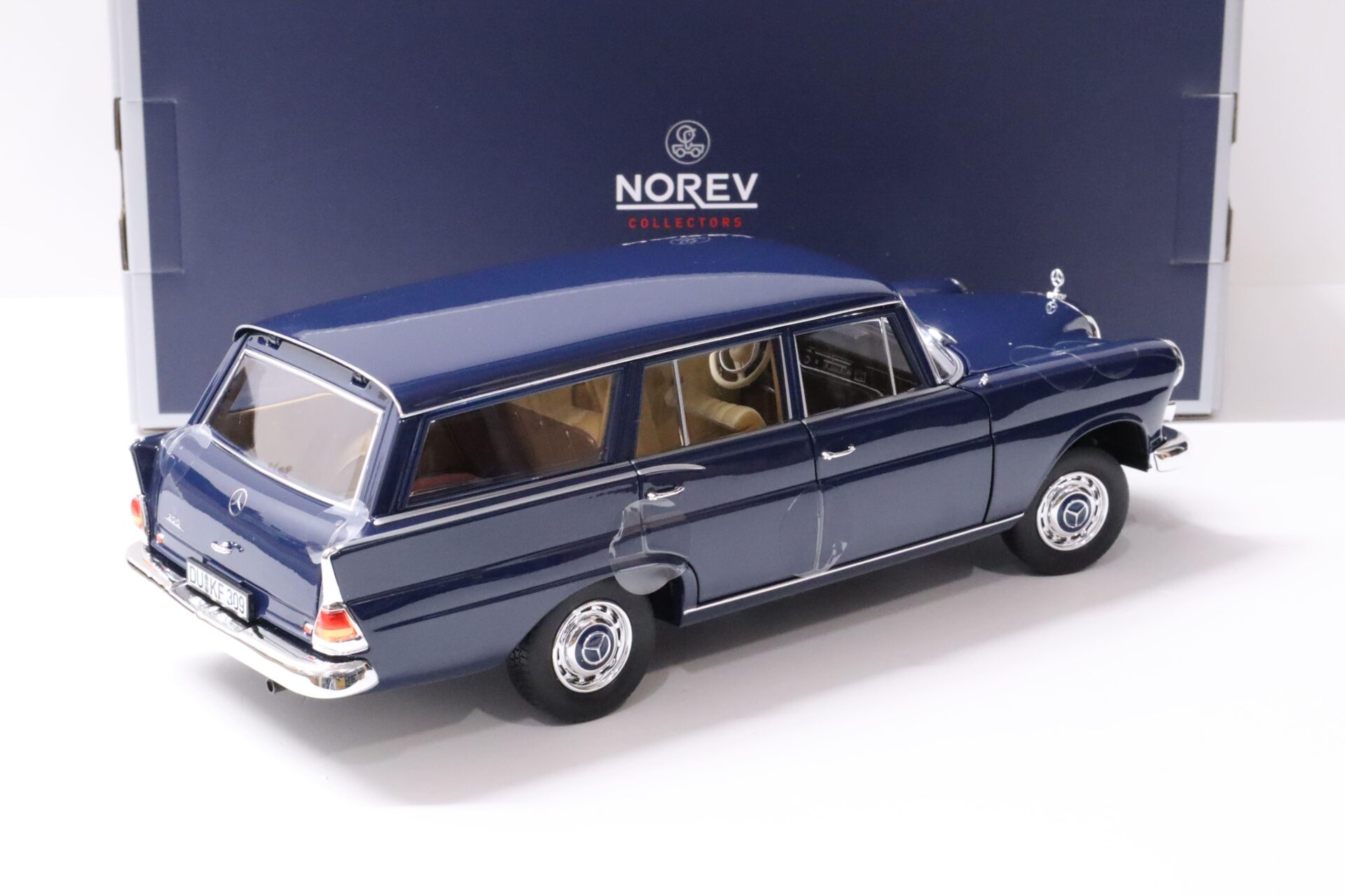 1:18 Norev Mercedes 200 Universal 1966 dark blue