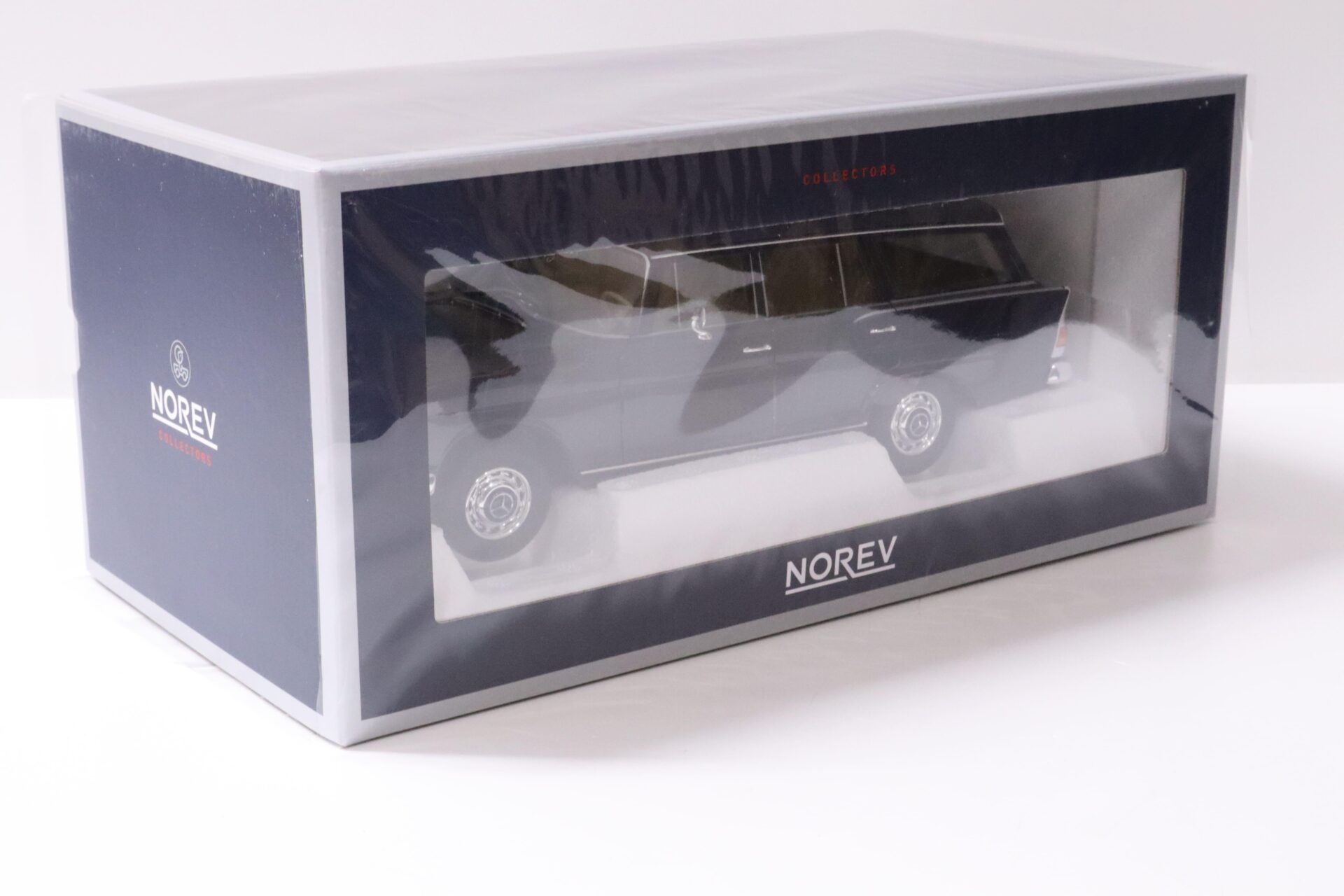 1:18 Norev Mercedes 200 Universal 1966 dark blue