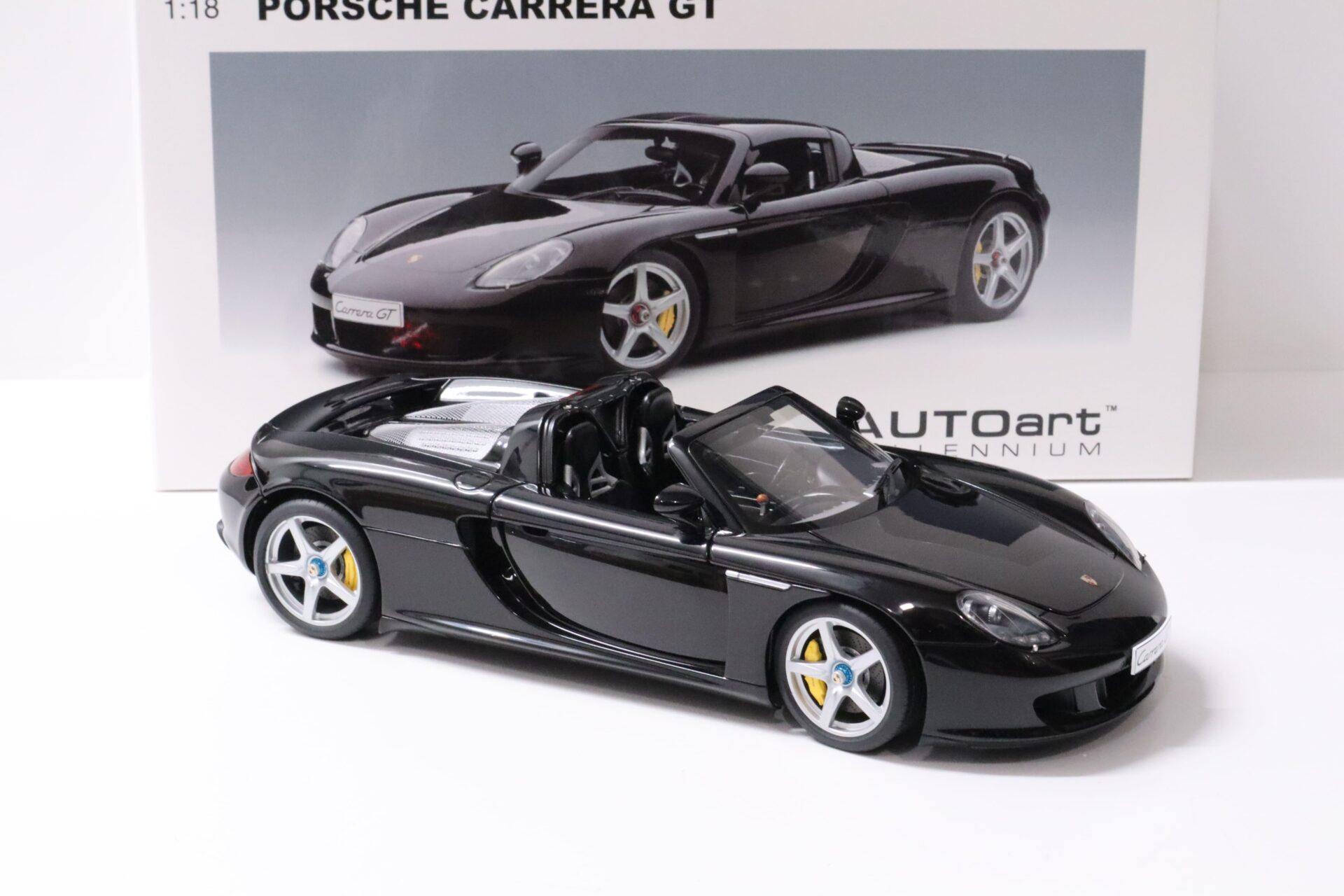 1:18 AUTOart Porsche Carrera GT black with black interior