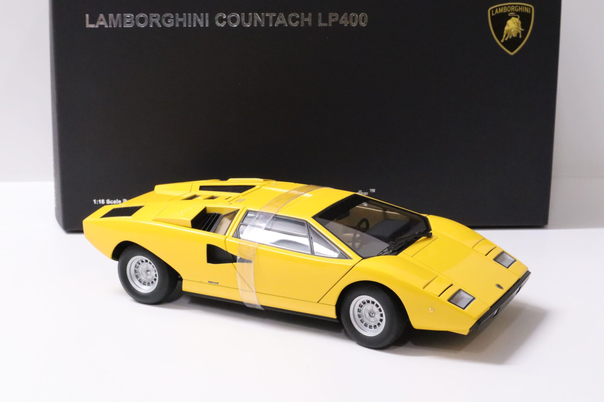 1:18 AUTOart Lamborghini Countach LP400 Coupe yellow