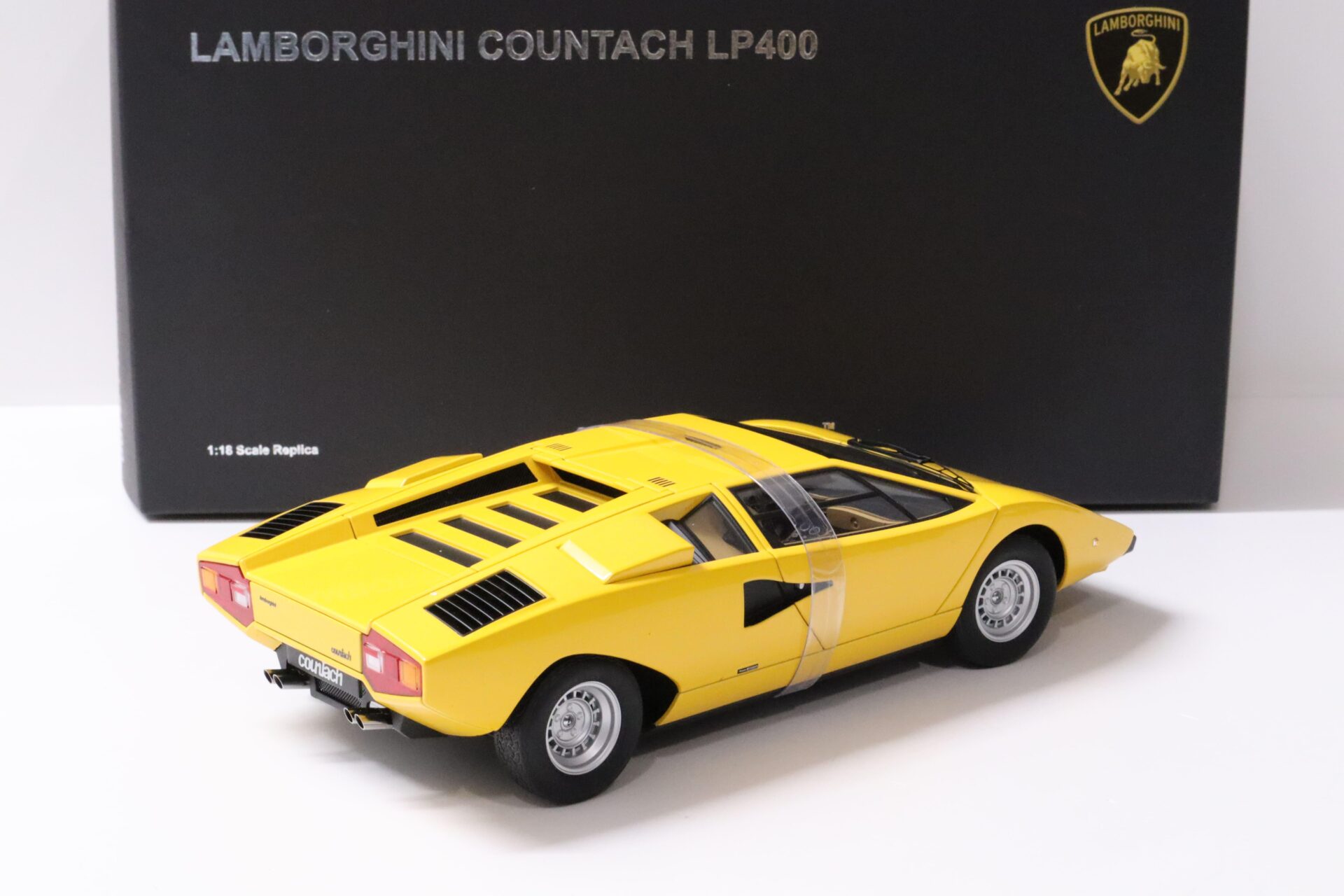 1:18 AUTOart Lamborghini Countach LP400 Coupe yellow