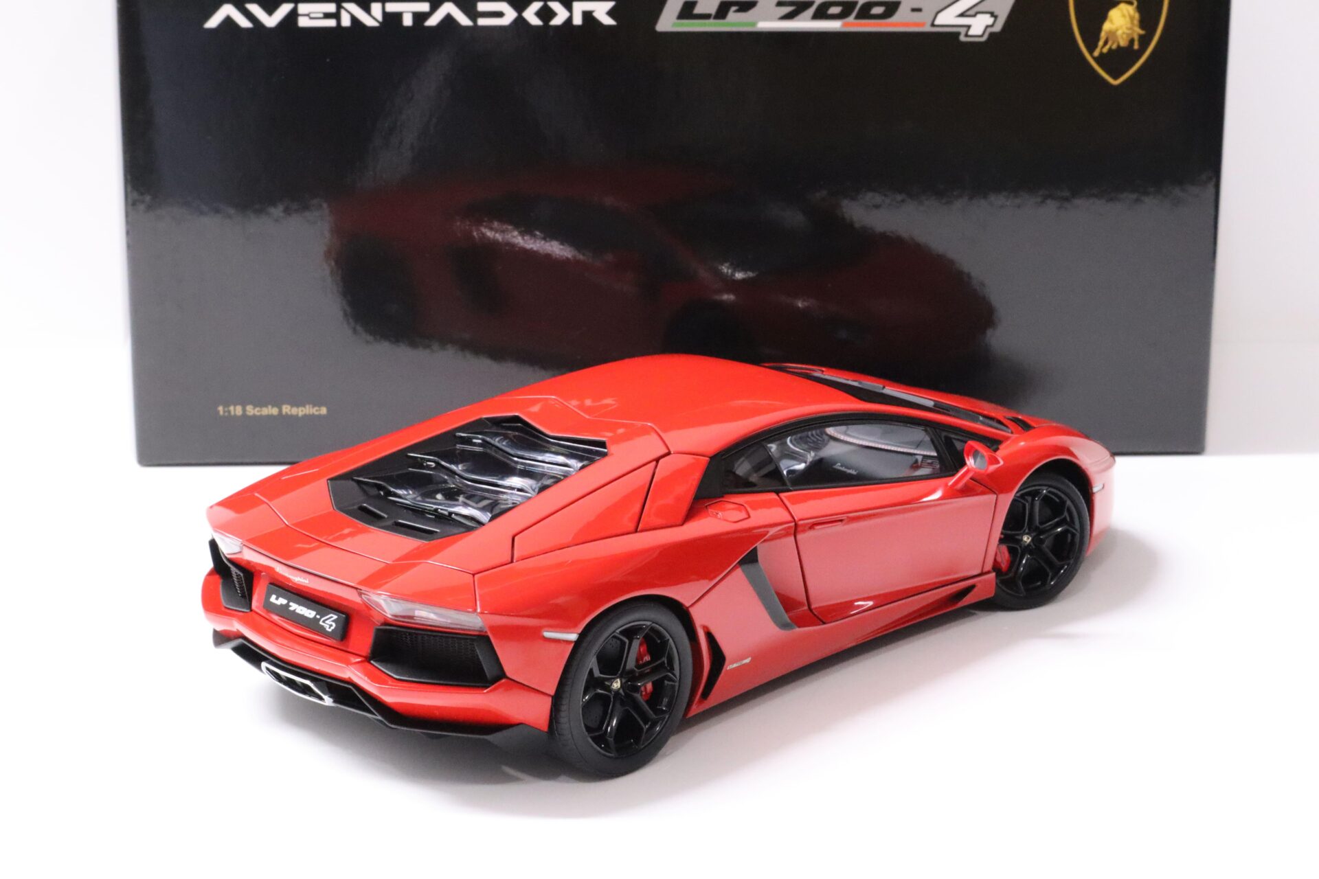 1:18 AUTOart Lamborghini Aventador LP700-4 Rosso Andromeda red