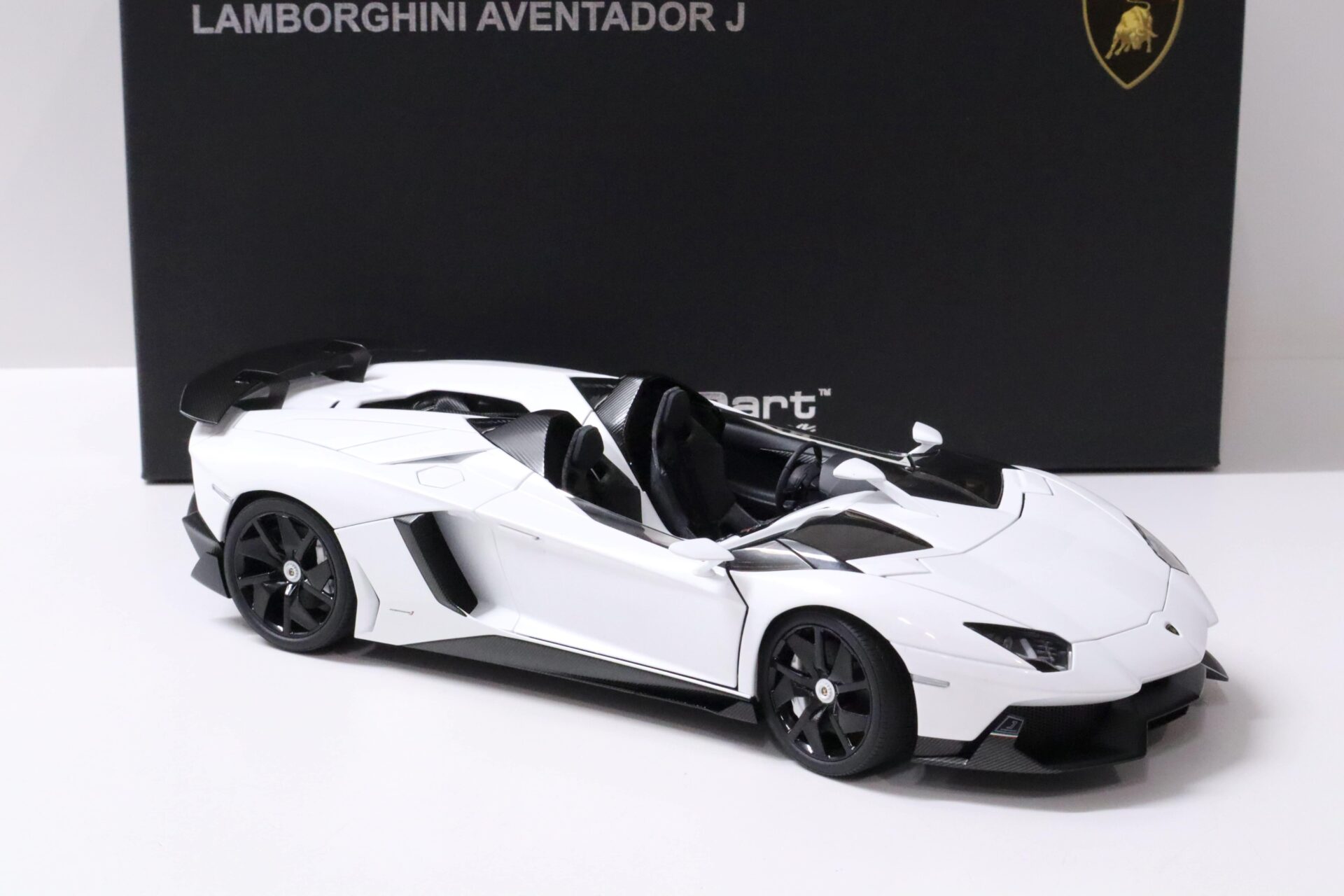 1:18 AUTOart Lamborghini Aventador J Roadster white – Premium