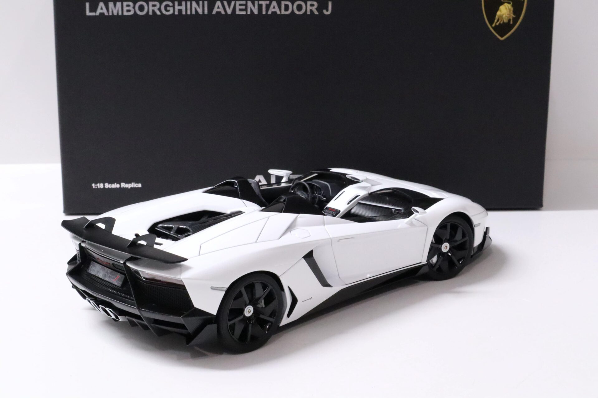 1:18 AUTOart Lamborghini Aventador J Roadster white – Premium