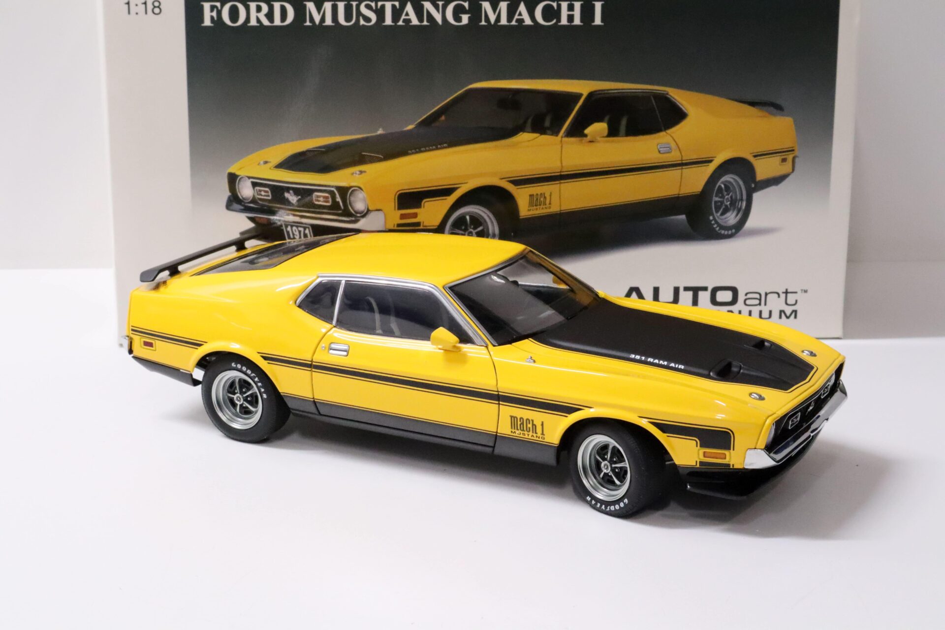 1:18 AUTOart Ford Mustang MACH 1 Fastback 1971 yellow/ black