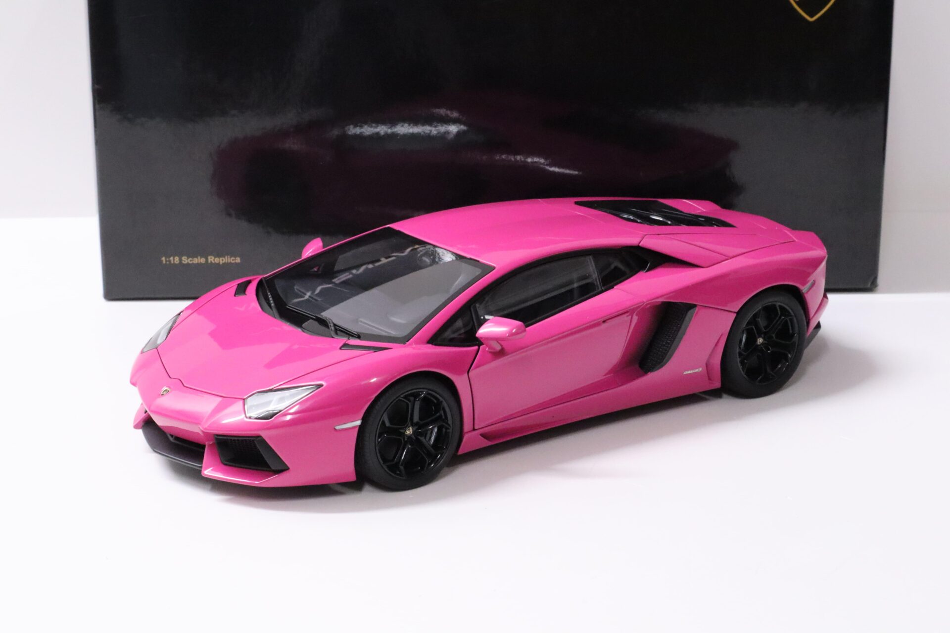 1:18 AUTOart Lamborghini Aventador LP700-4 pink