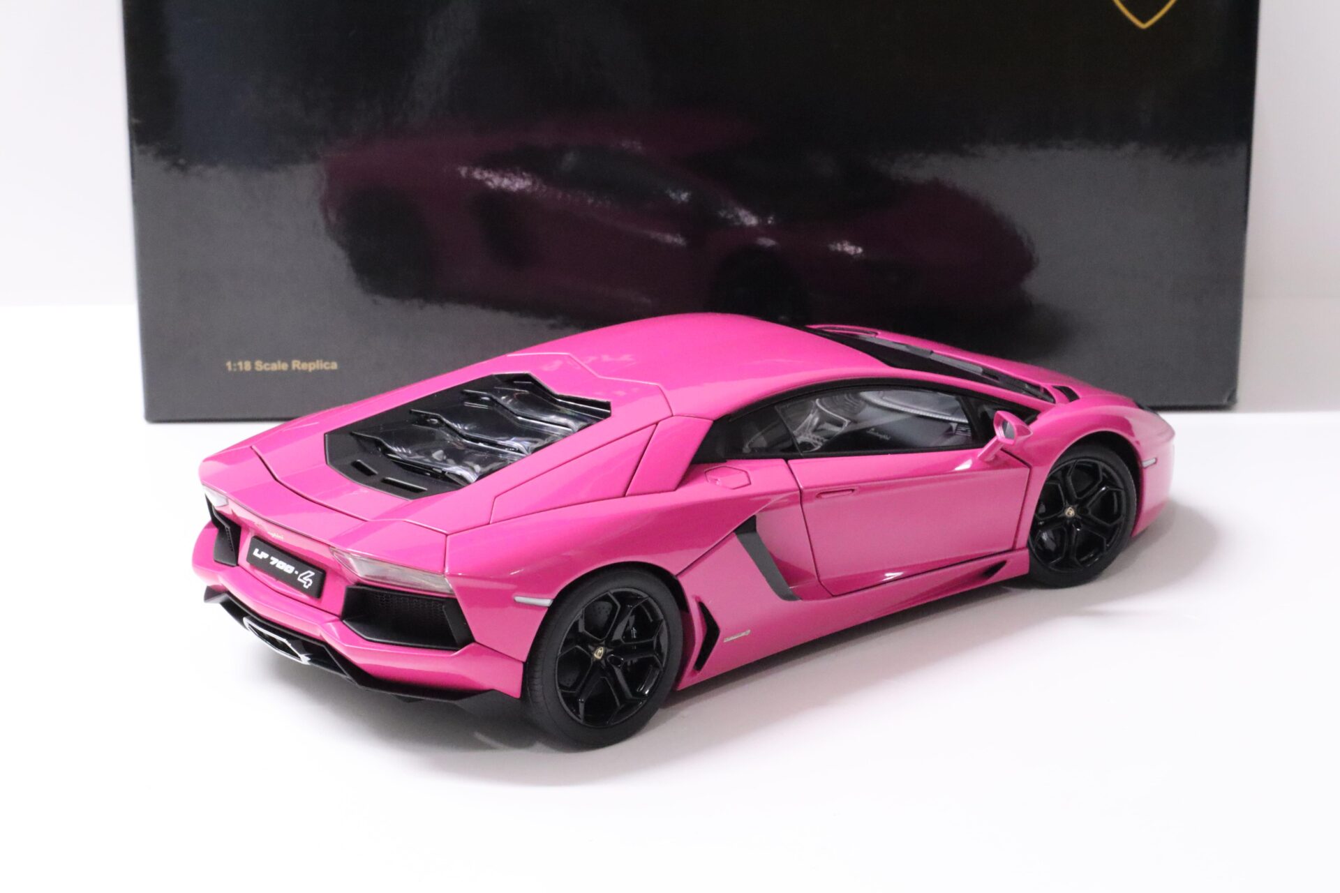 1:18 AUTOart Lamborghini Aventador LP700-4 pink