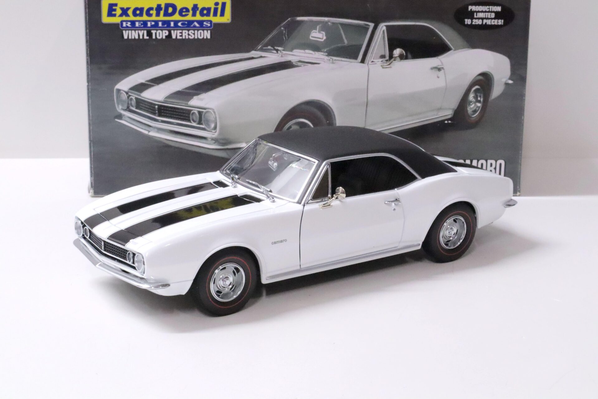 1:18 Exact Detail Chevrolet Camaro Z/28 Coupe 1967 white/ black Vinyl roof