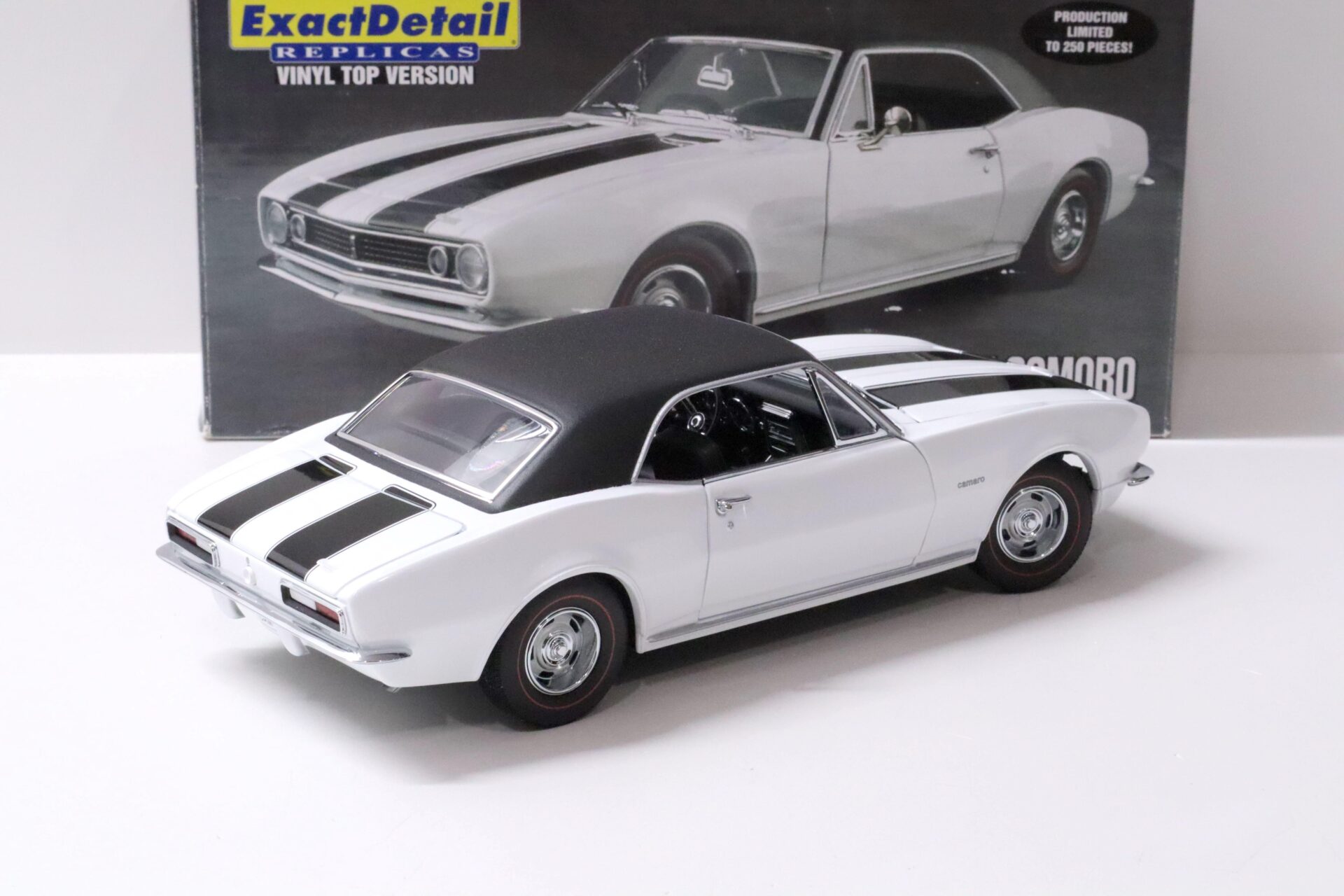 1:18 Exact Detail Chevrolet Camaro Z/28 Coupe 1967 white/ black Vinyl roof