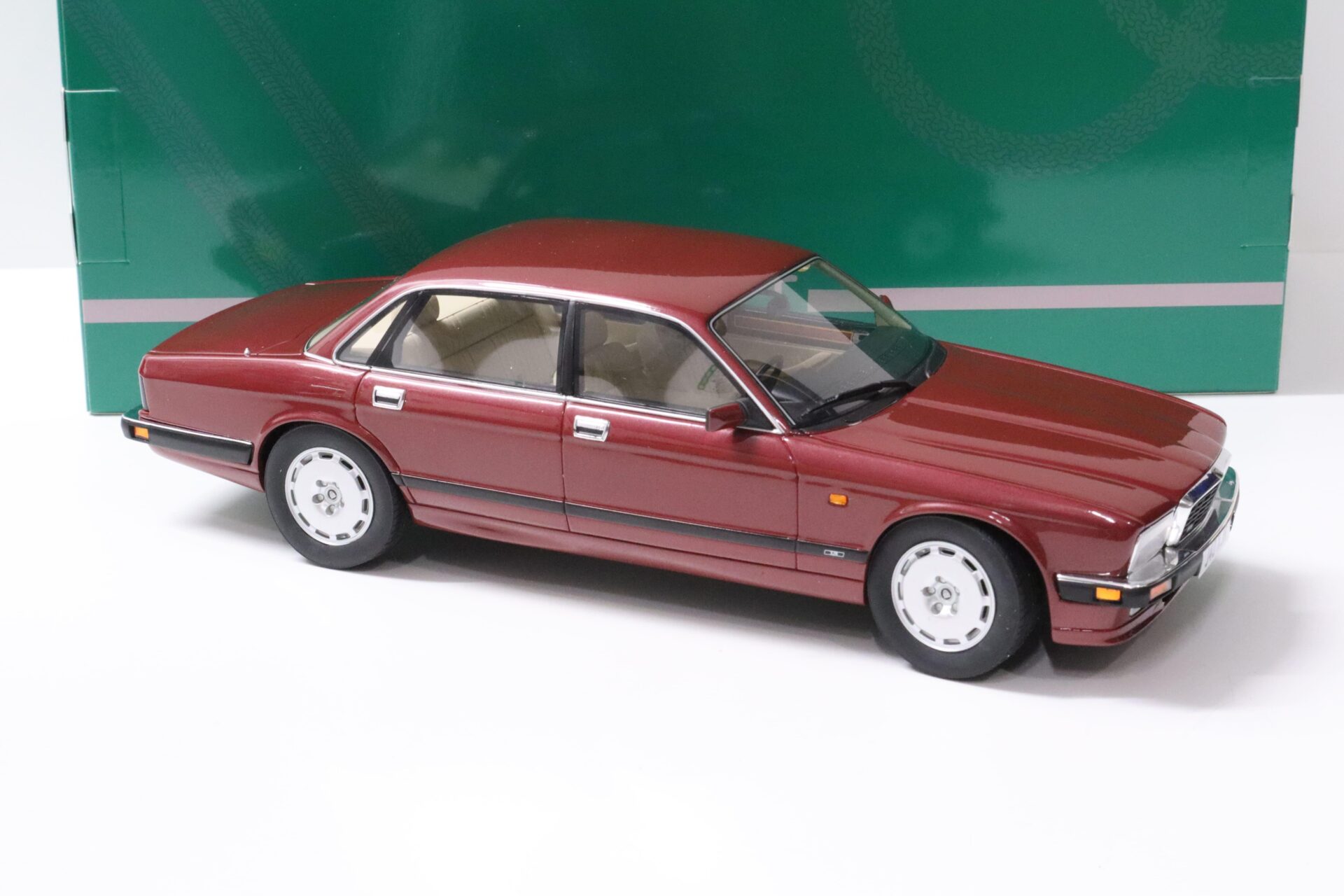 1:18 Cult Scale Models Jaguar XJR XJ40 Regency Limousine red metallic