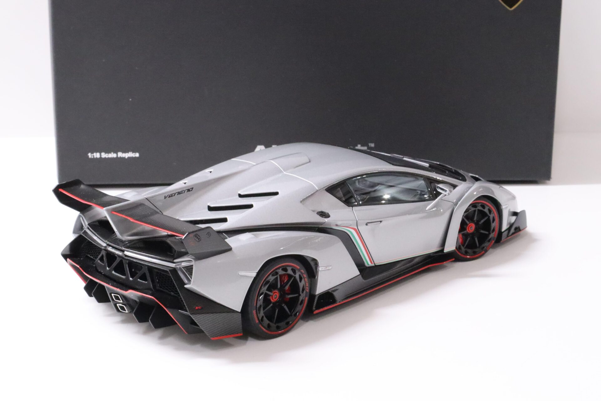 1:18 AUTOart Lamborghini Veneno 2013 grey metallic