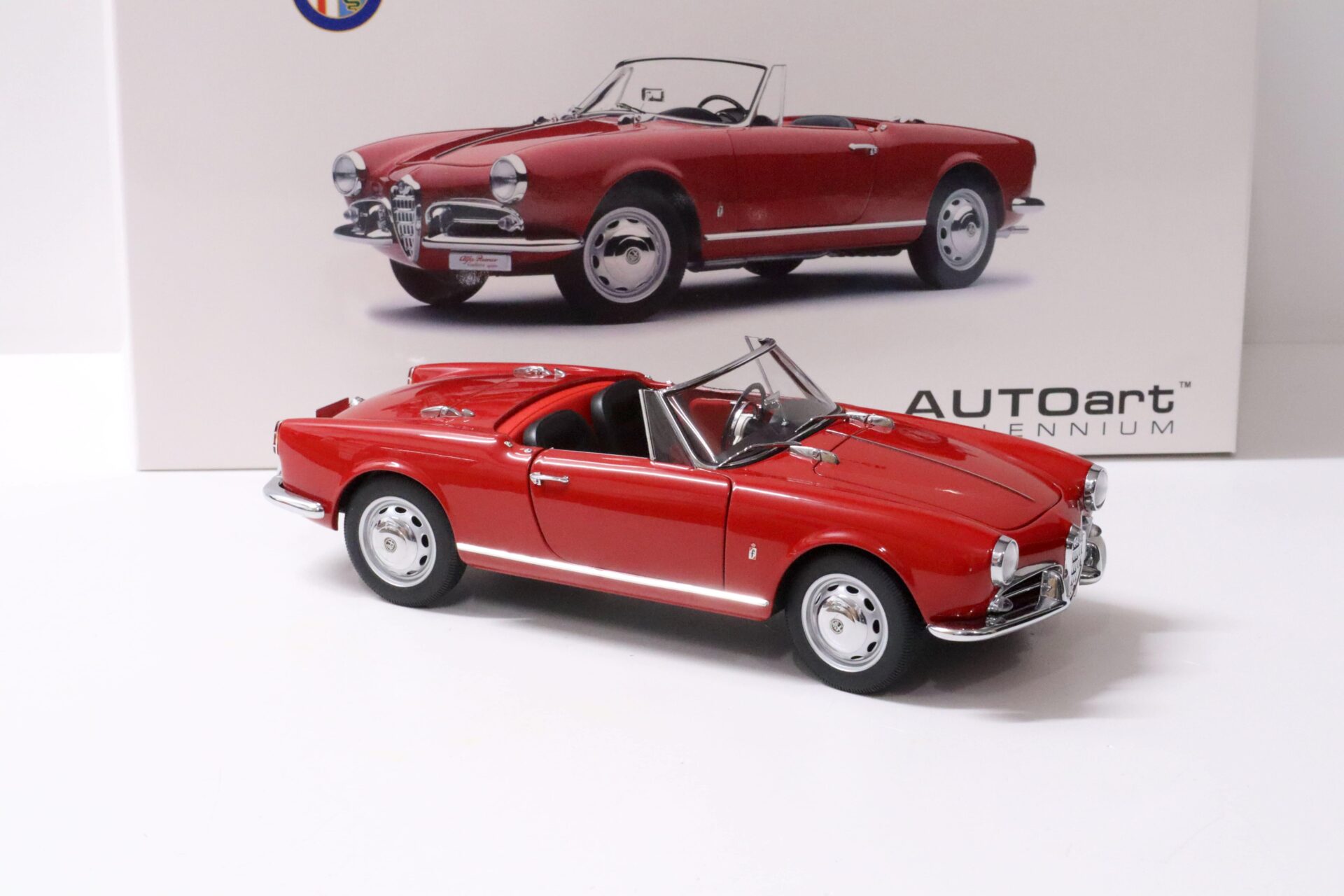 1:18 AUTOart Alfa Romeo Giulietta Spider with TOP red