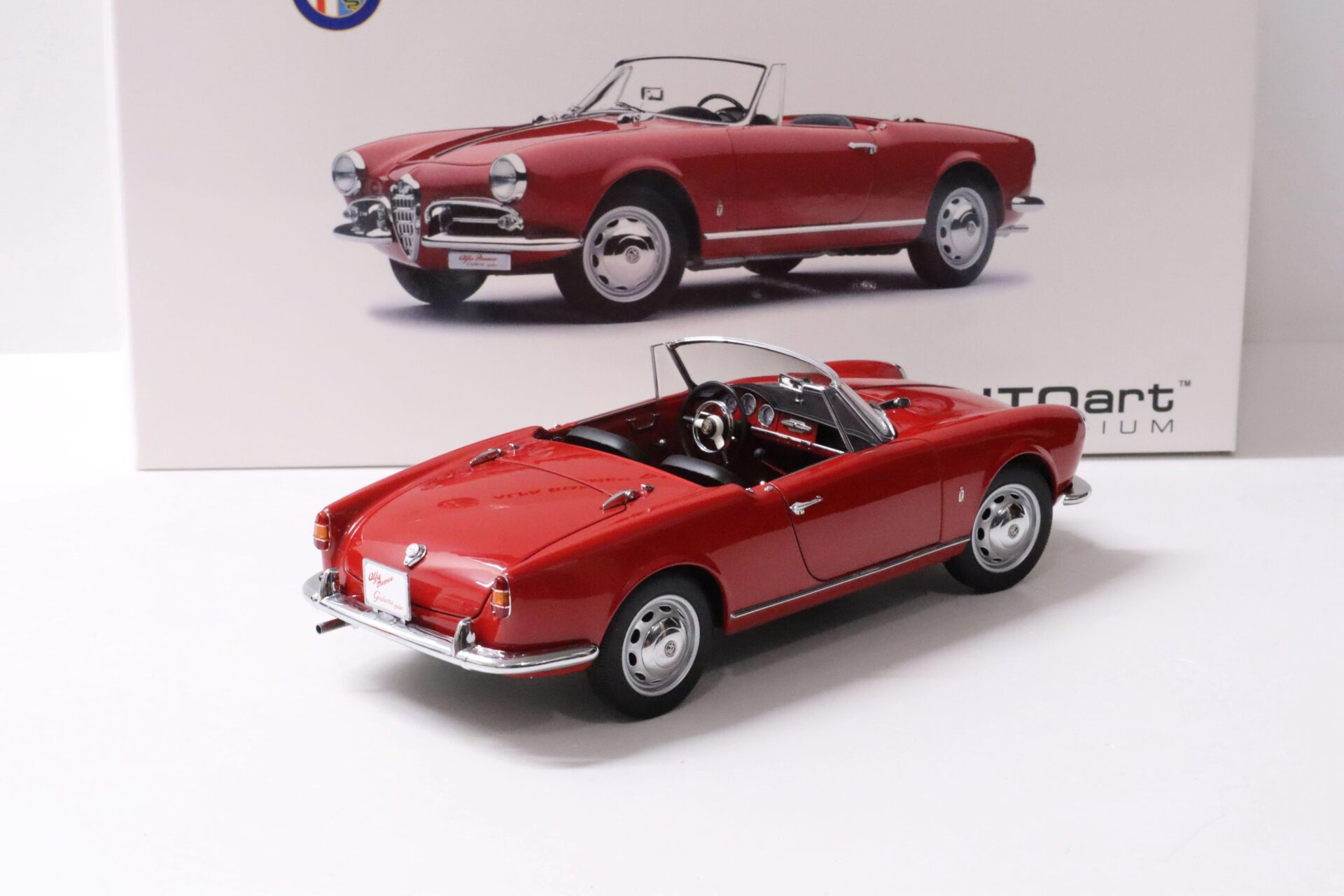 1:18 AUTOart Alfa Romeo Giulietta Spider with TOP red