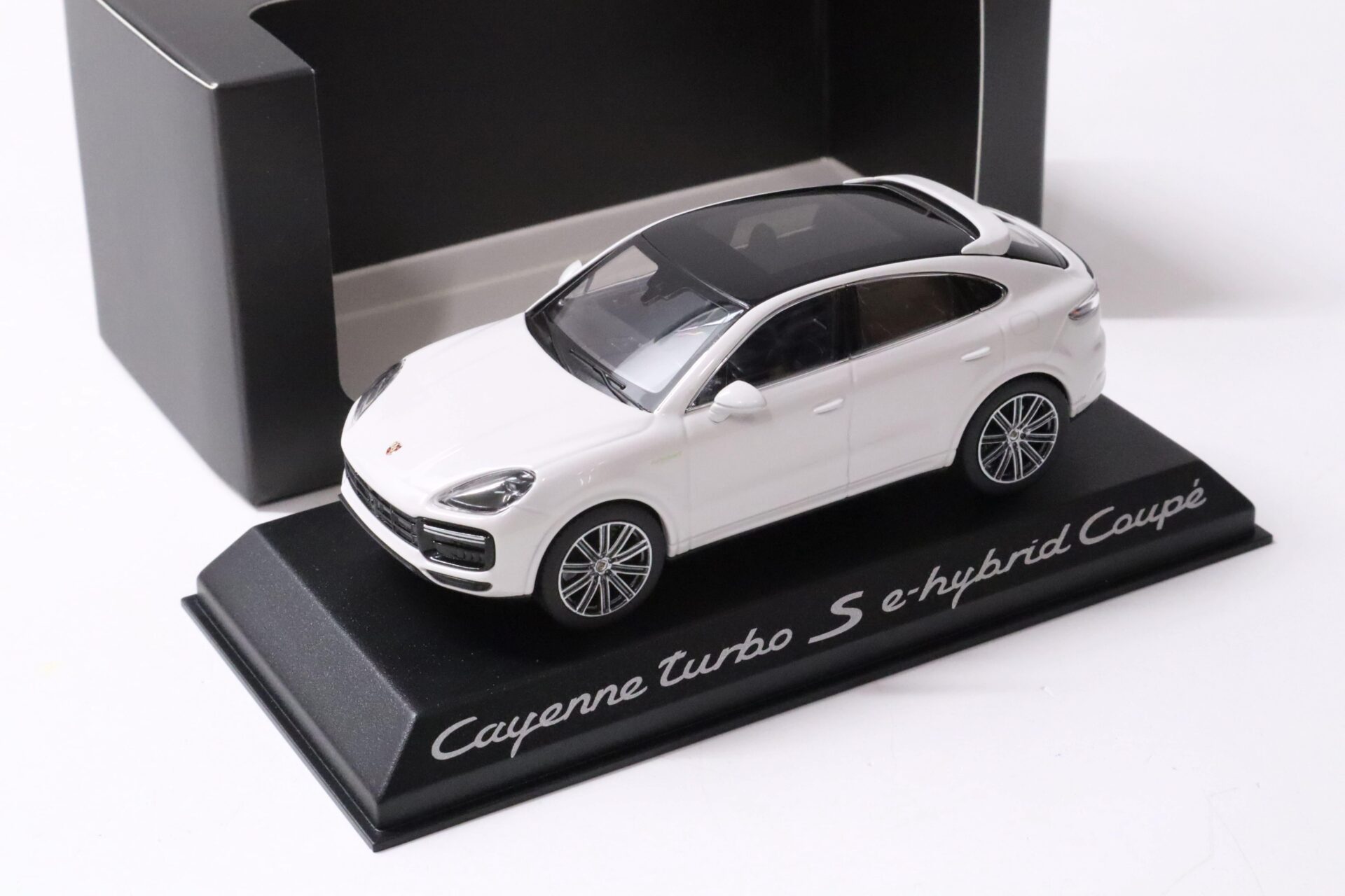 ID 58474 orig.jpg 1:43 Norev Porsche Cayenne Turbo S Coupe E-Hybrid white DEALER VERSION SALE%%%