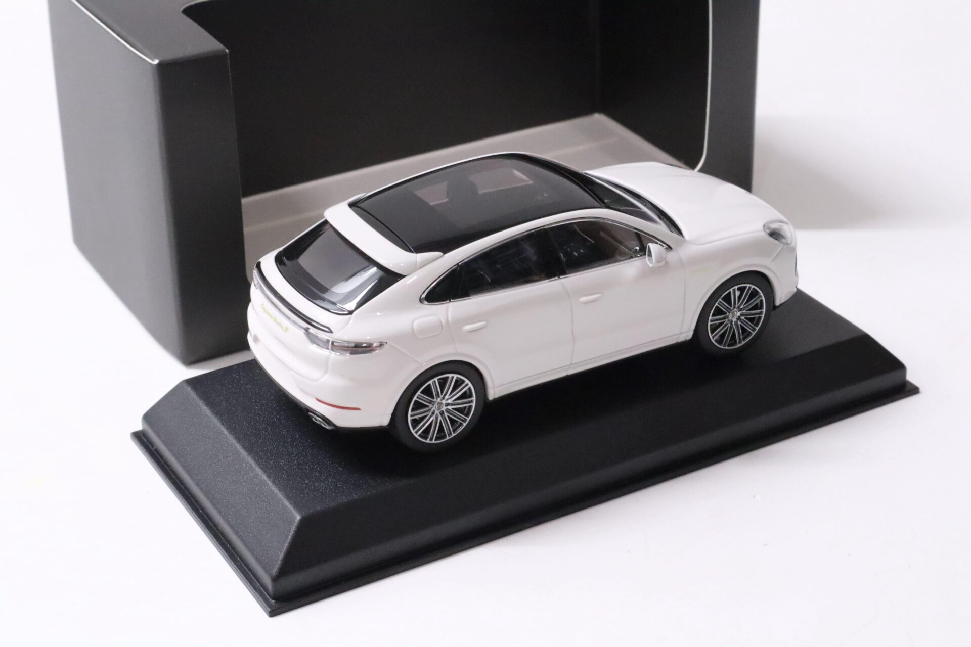 1:43 Norev Porsche Cayenne Turbo S Coupe E-Hybrid white DEALER VERSION SALE%%%