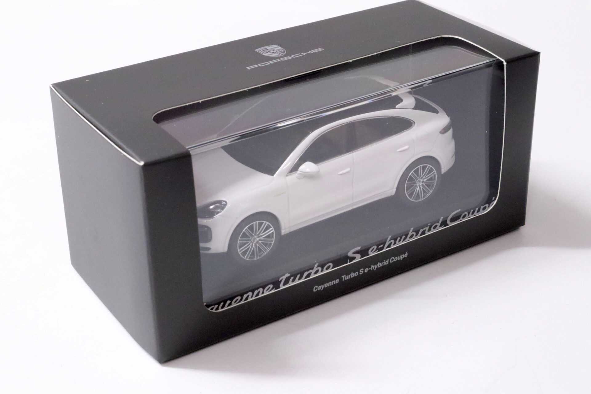 1:43 Norev Porsche Cayenne Turbo S Coupe E-Hybrid white DEALER VERSION SALE%%%