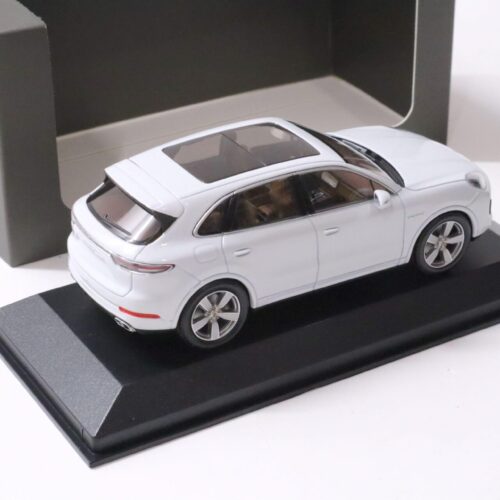 1:43 Minichamps Porsche Cayenne Turbo S E-Hybrid white DEALER VERSION SALE%%%