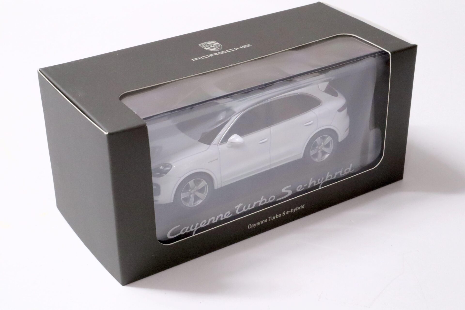 1:43 Minichamps Porsche Cayenne Turbo S E-Hybrid white DEALER VERSION SALE%%%