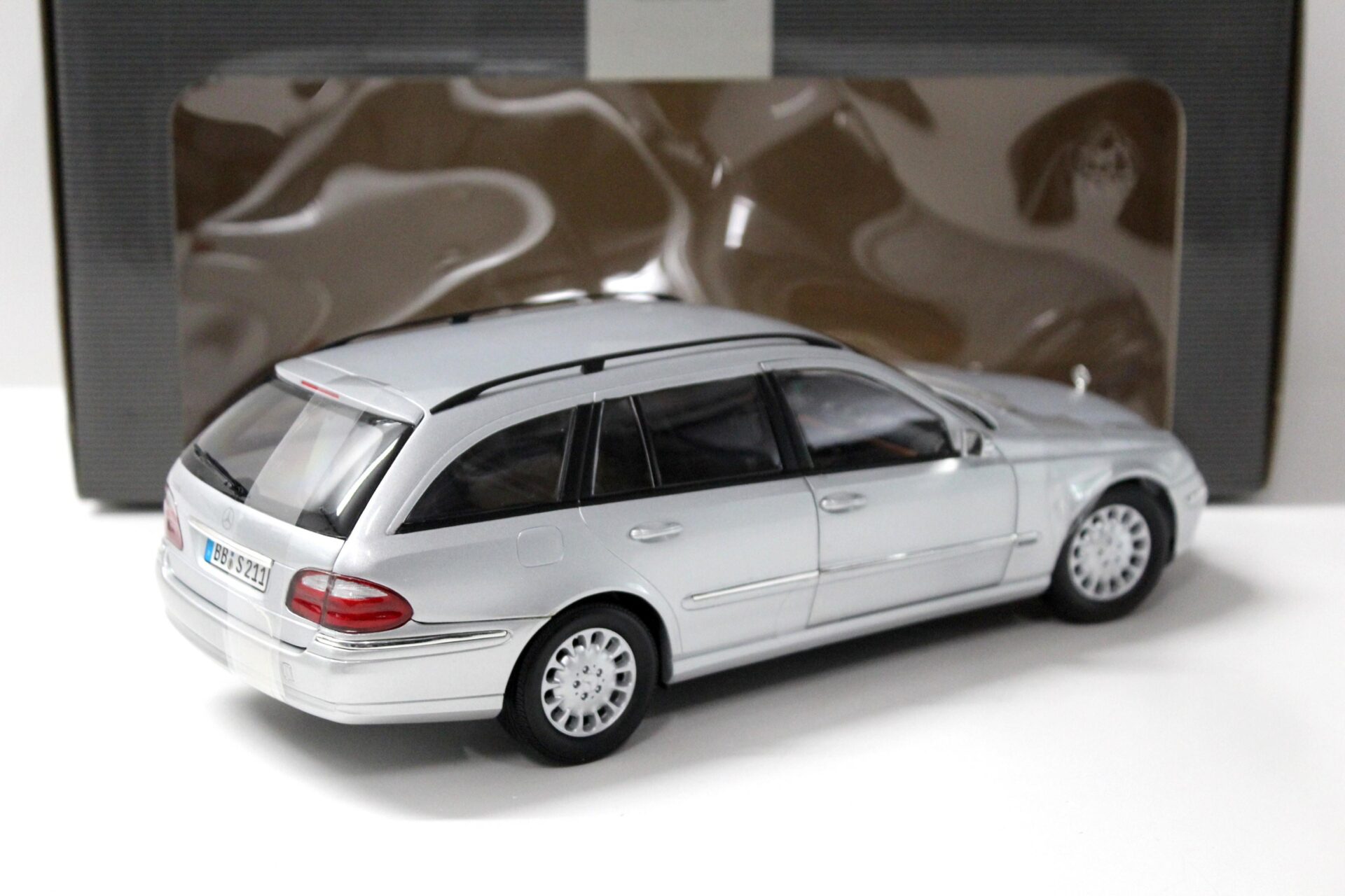 1:18 Kyosho Mercedes E320 E-Klasse T-Modell W211 silver DEALER VERSION