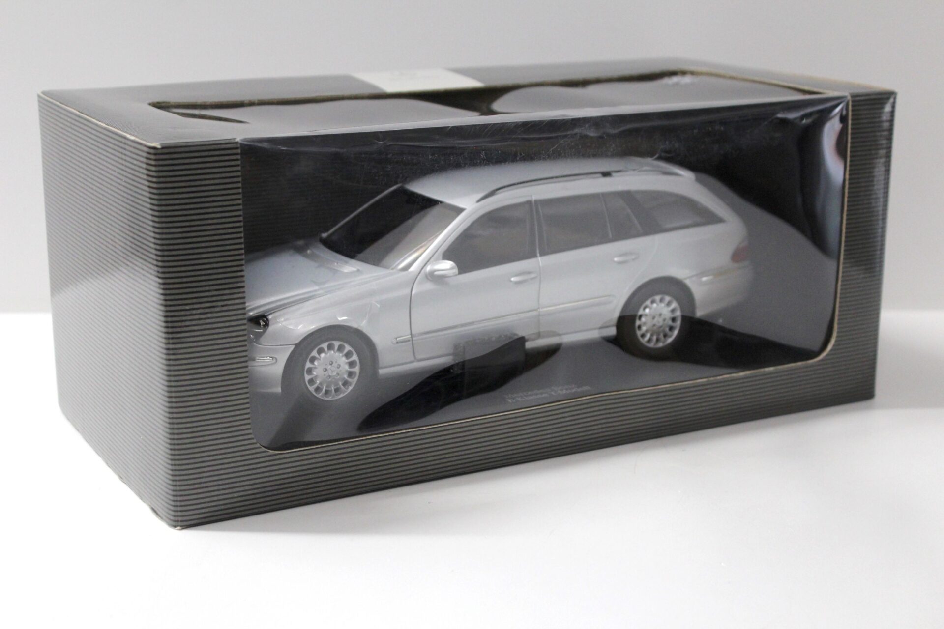 1:18 Kyosho Mercedes E320 E-Klasse T-Modell W211 silver DEALER VERSION