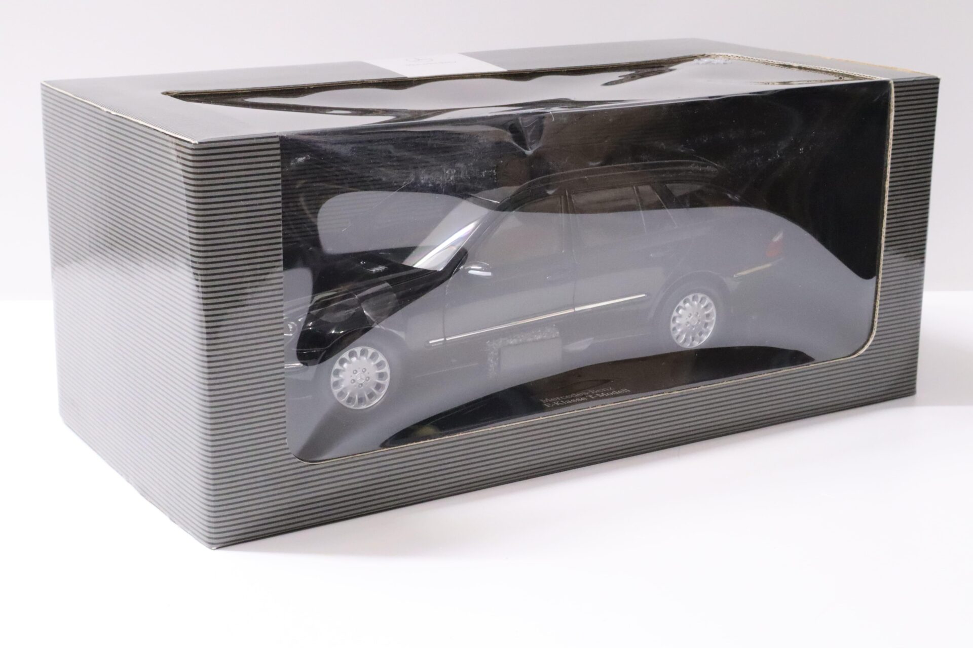 1:18 Kyosho Mercedes E320 E-Klasse T-Modell W211 black DEALER VERSION