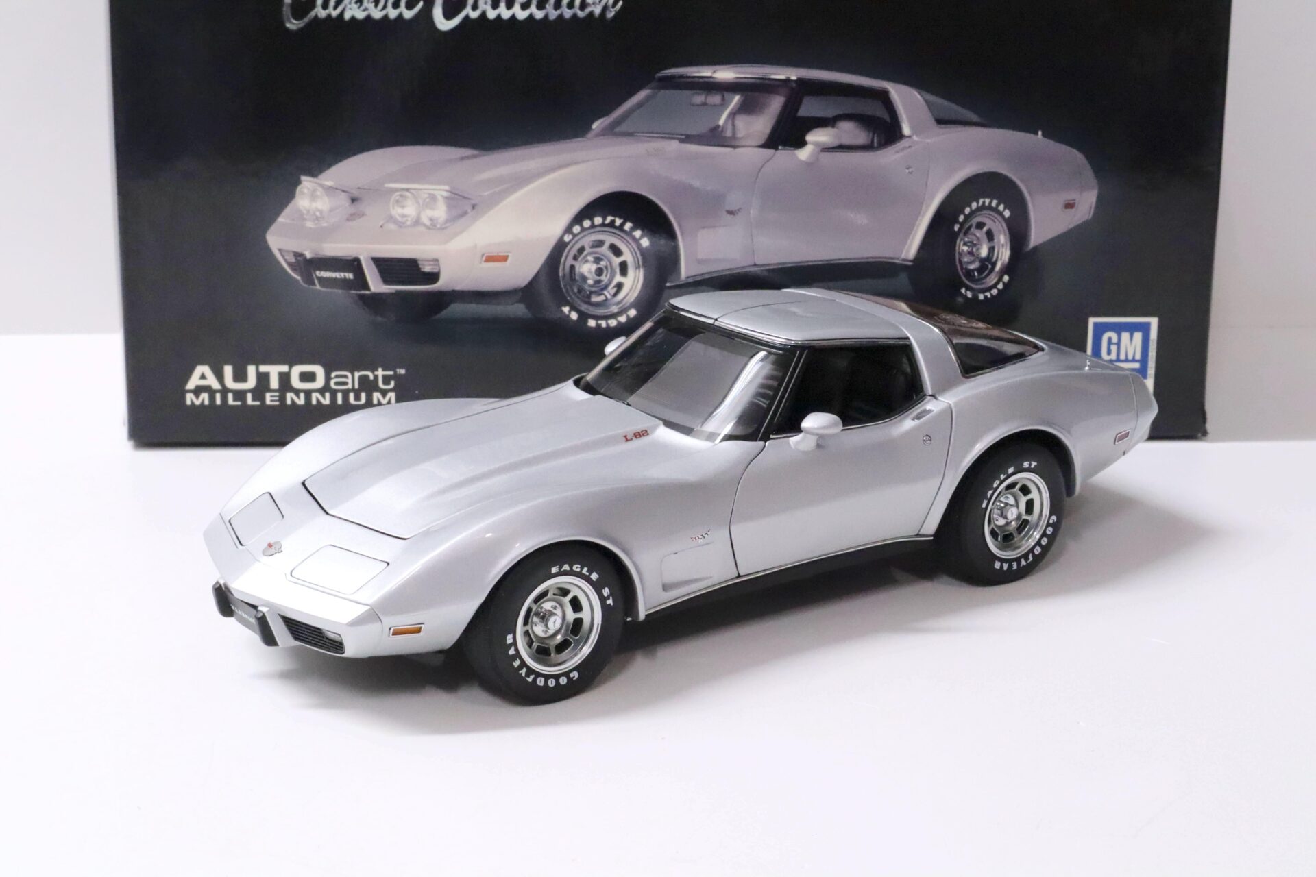 ID 58589 orig.jpg 1:18 AUTOart Chevrolet Corvette 1978 "25TH Anniversary Edition" Titanium silver
