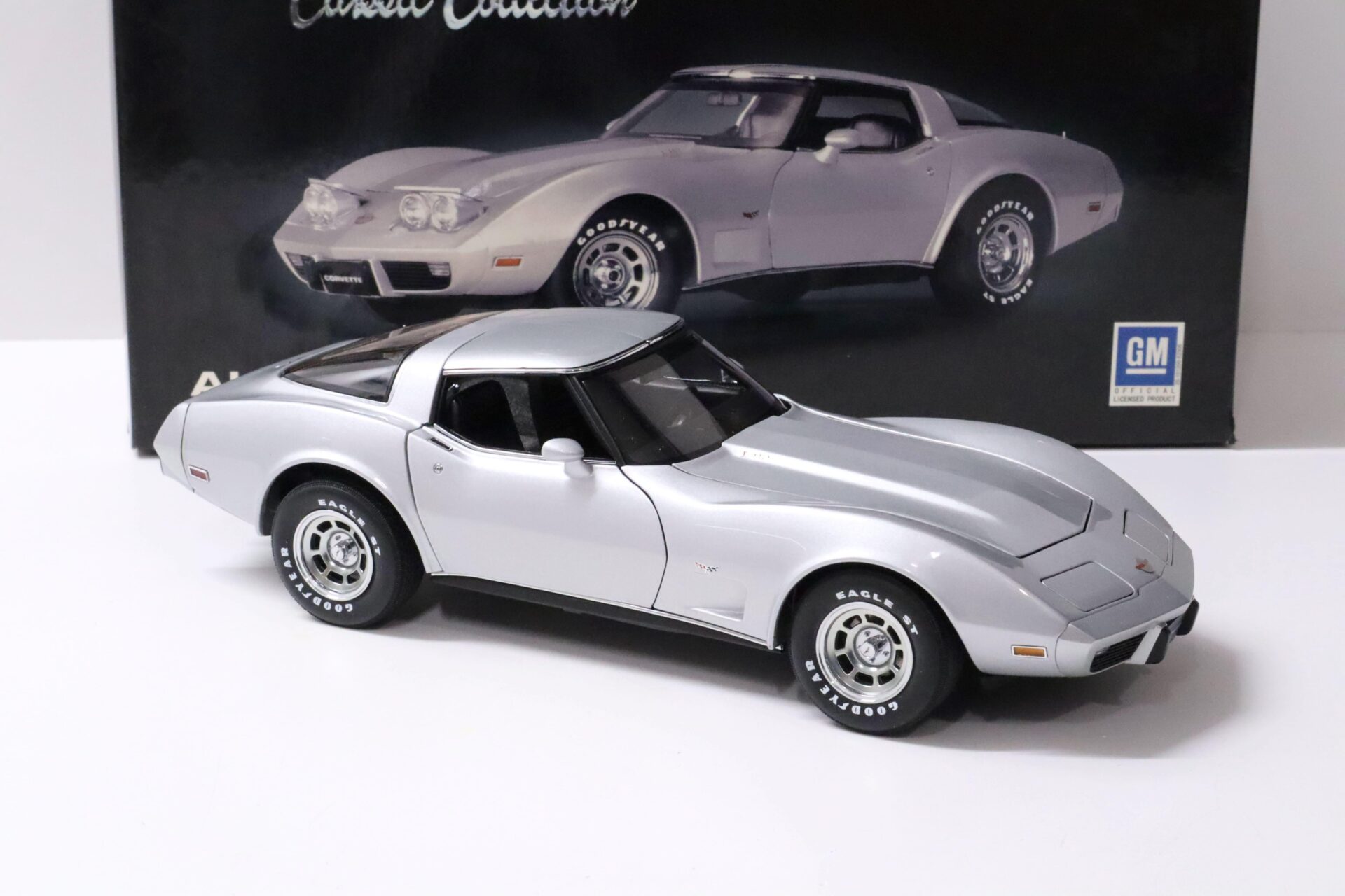 1:18 AUTOart Chevrolet Corvette 1978 "25TH Anniversary Edition" Titanium silver