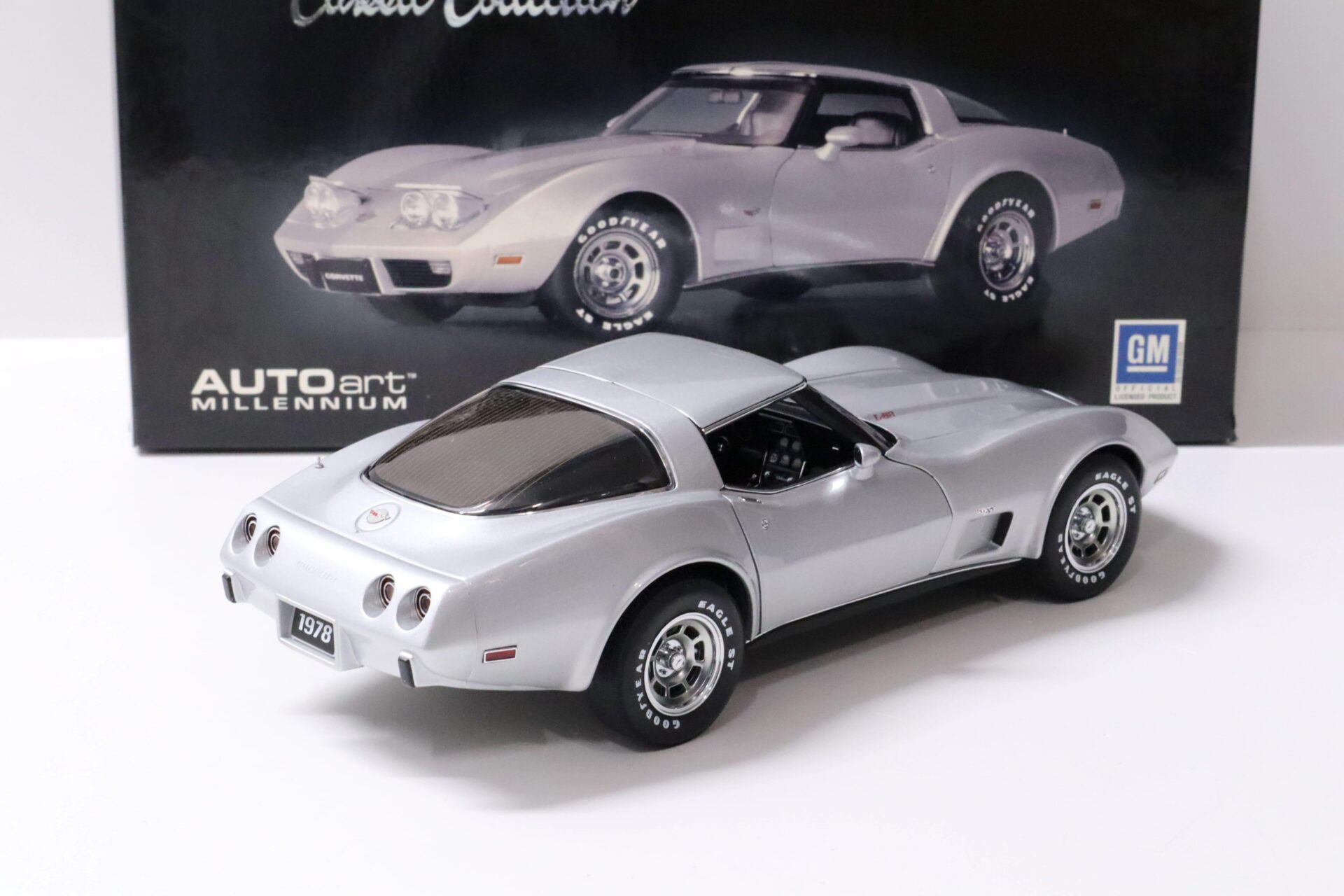 1:18 AUTOart Chevrolet Corvette 1978 "25TH Anniversary Edition" Titanium silver