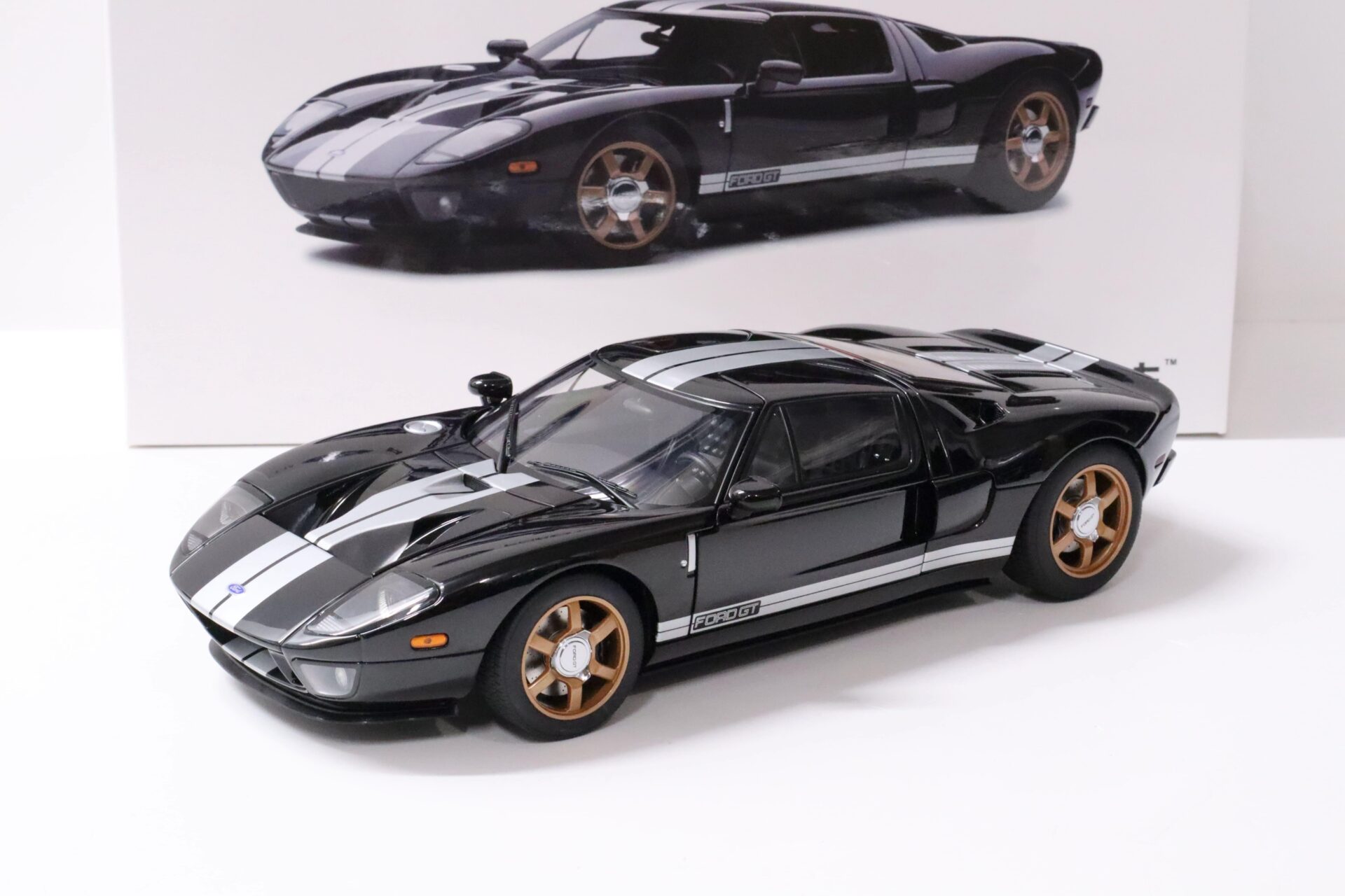 ID 58593 orig.jpg 1:18 AUTOart Ford GT 2004 black/ white stripes