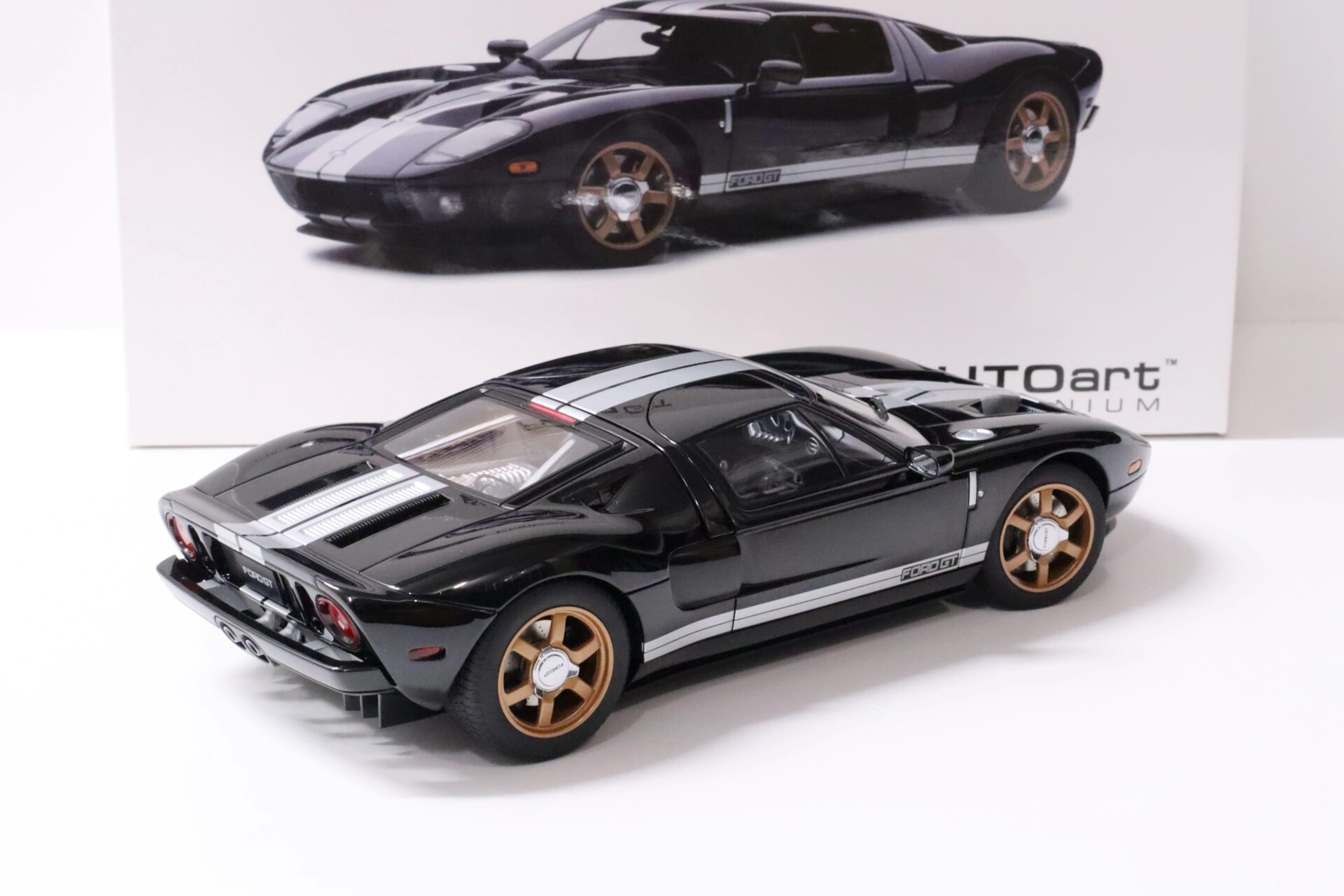 1:18 AUTOart Ford GT 2004 black/ white stripes