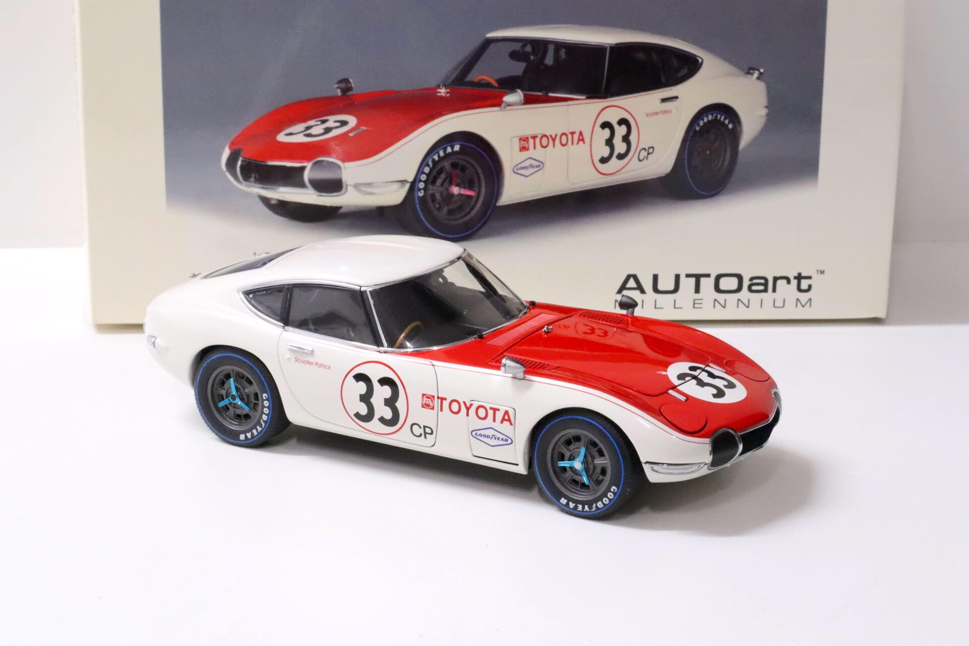 1:18 AUTOart Toyota 2000 GT Coupe SCCA 1968 white/ red #33 DIE-CAST