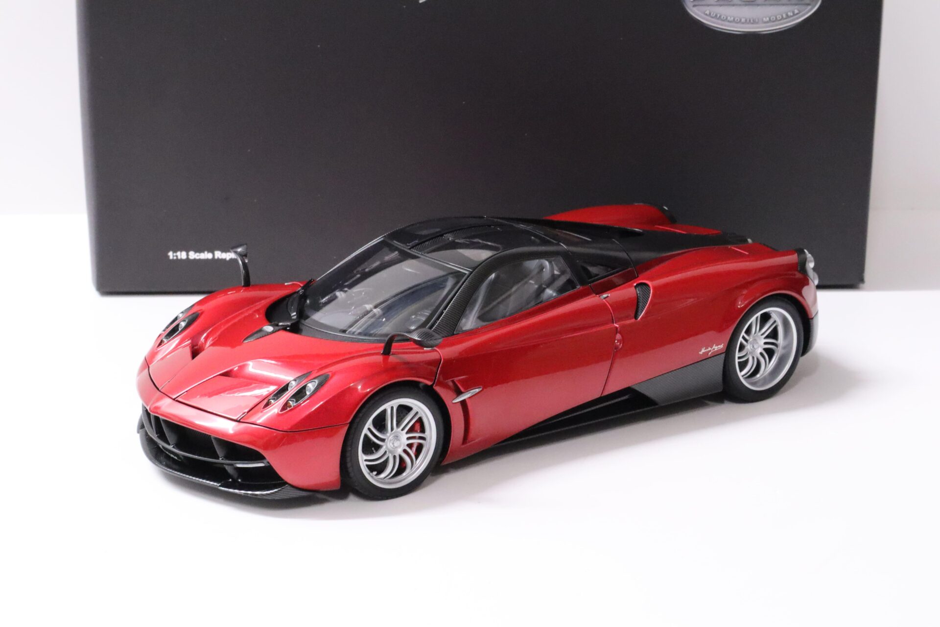 ID 58617 orig.jpg 1:18 AUTOart Pagani Huayra 2011 red metallic DIE-CAST