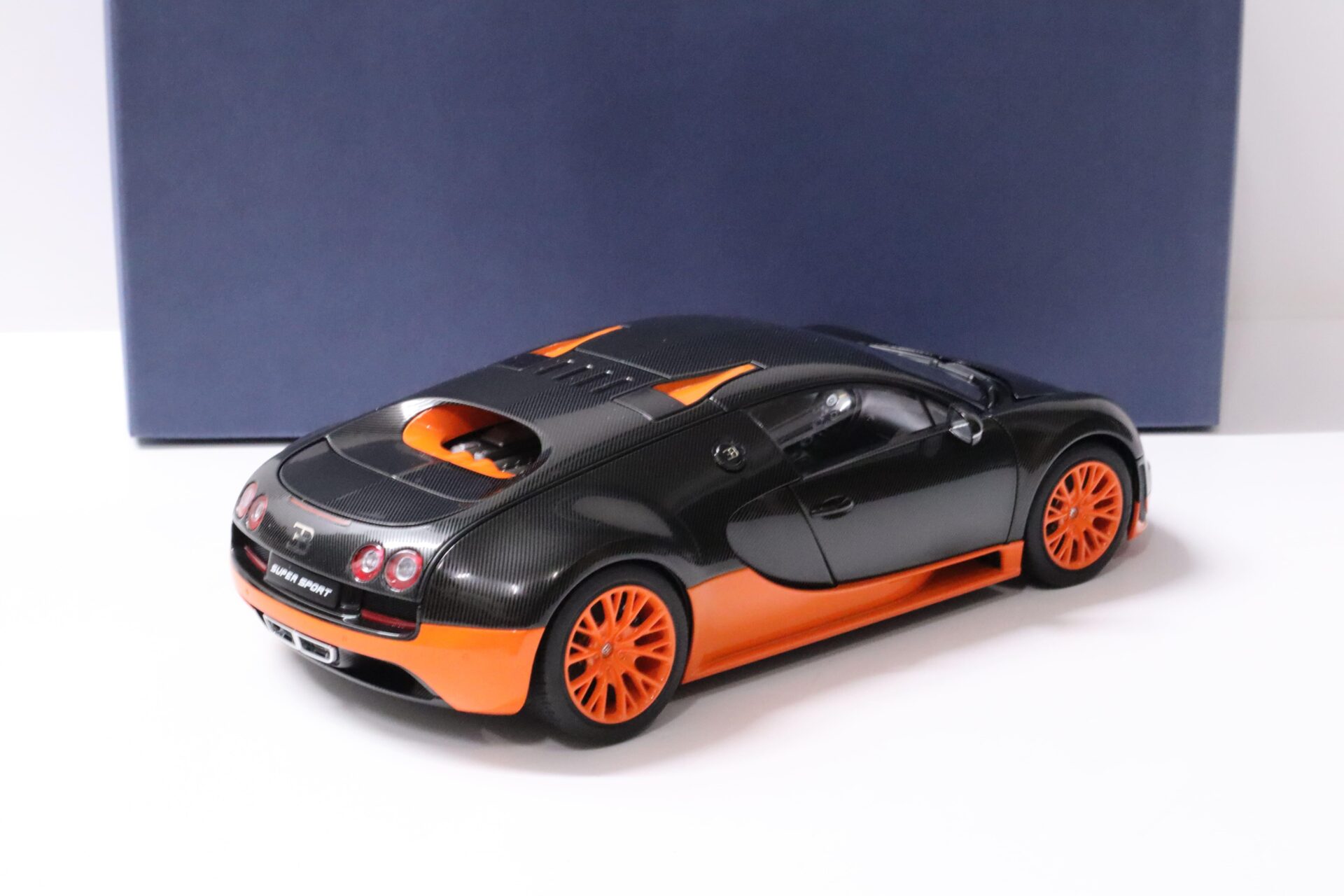 1:18 AUTOart Bugatti Veyron 16.4 Super Sport black/ orange Skirts