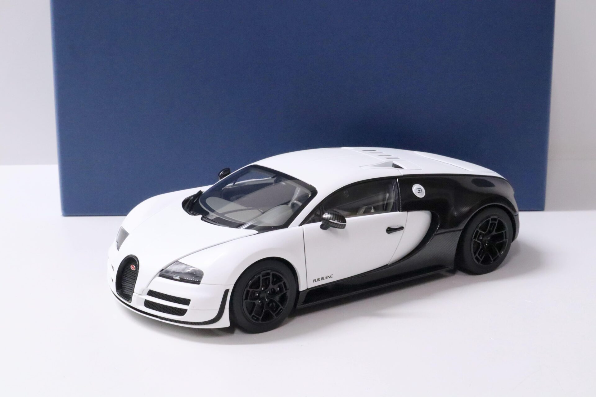 ID 58773 orig.jpg 1:18 AUTOart Bugatti Veyron Super Sport PUR BLANC EDITION white/ black