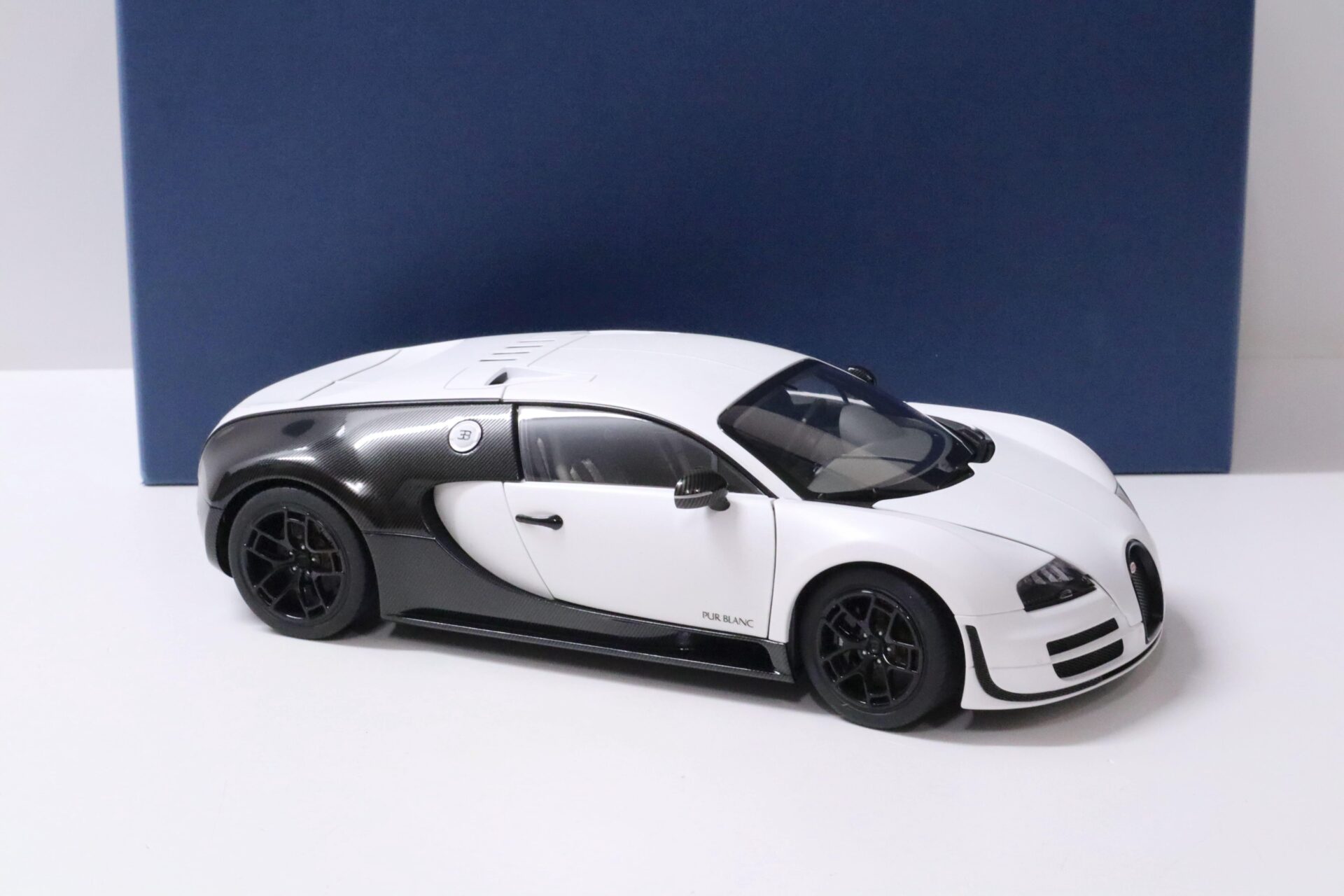 1:18 AUTOart Bugatti Veyron Super Sport PUR BLANC EDITION white/ black