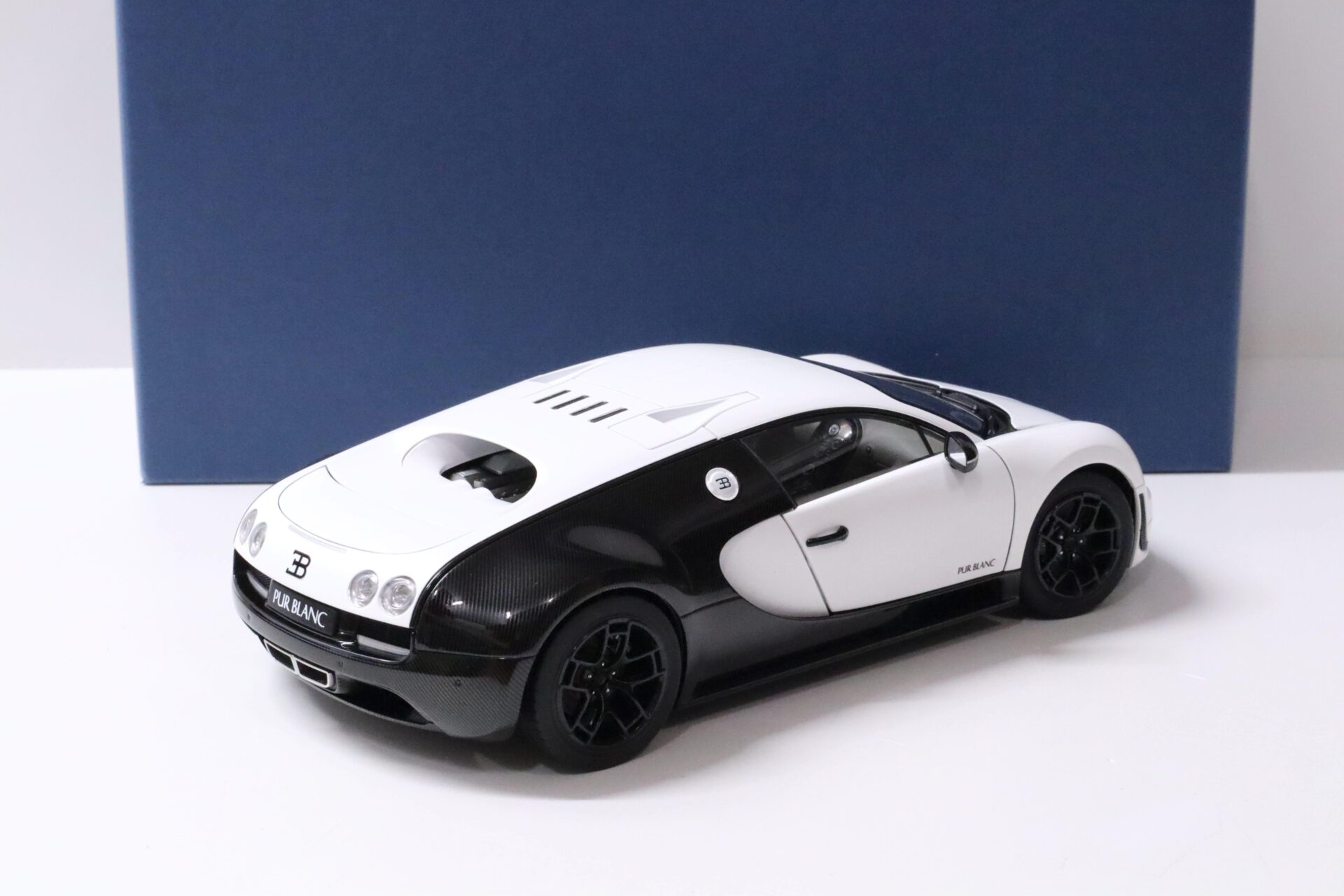 1:18 AUTOart Bugatti Veyron Super Sport PUR BLANC EDITION white/ black