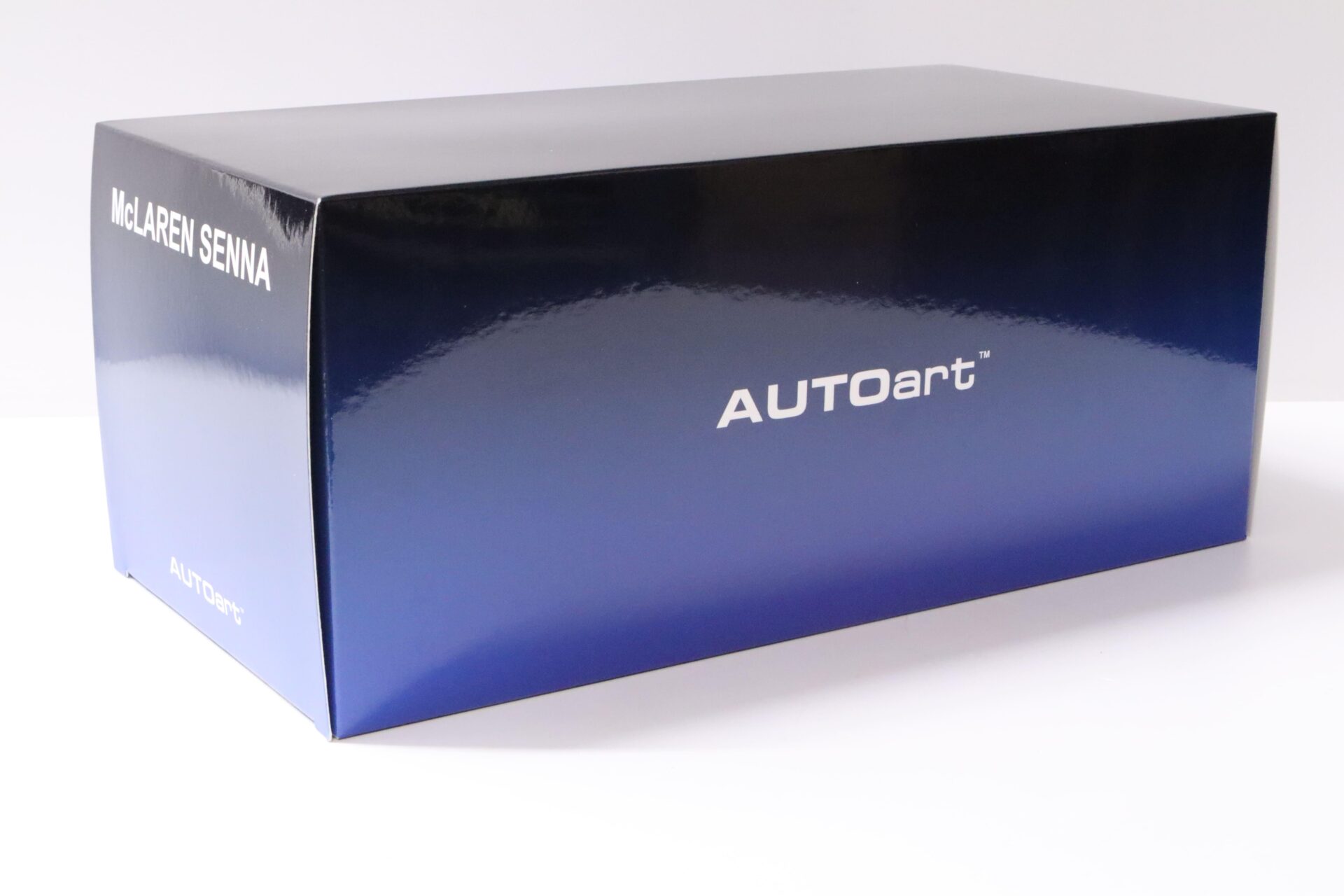 1:18 AUTOart McLAREN Senna 2018 Stealth Cosmo/ black