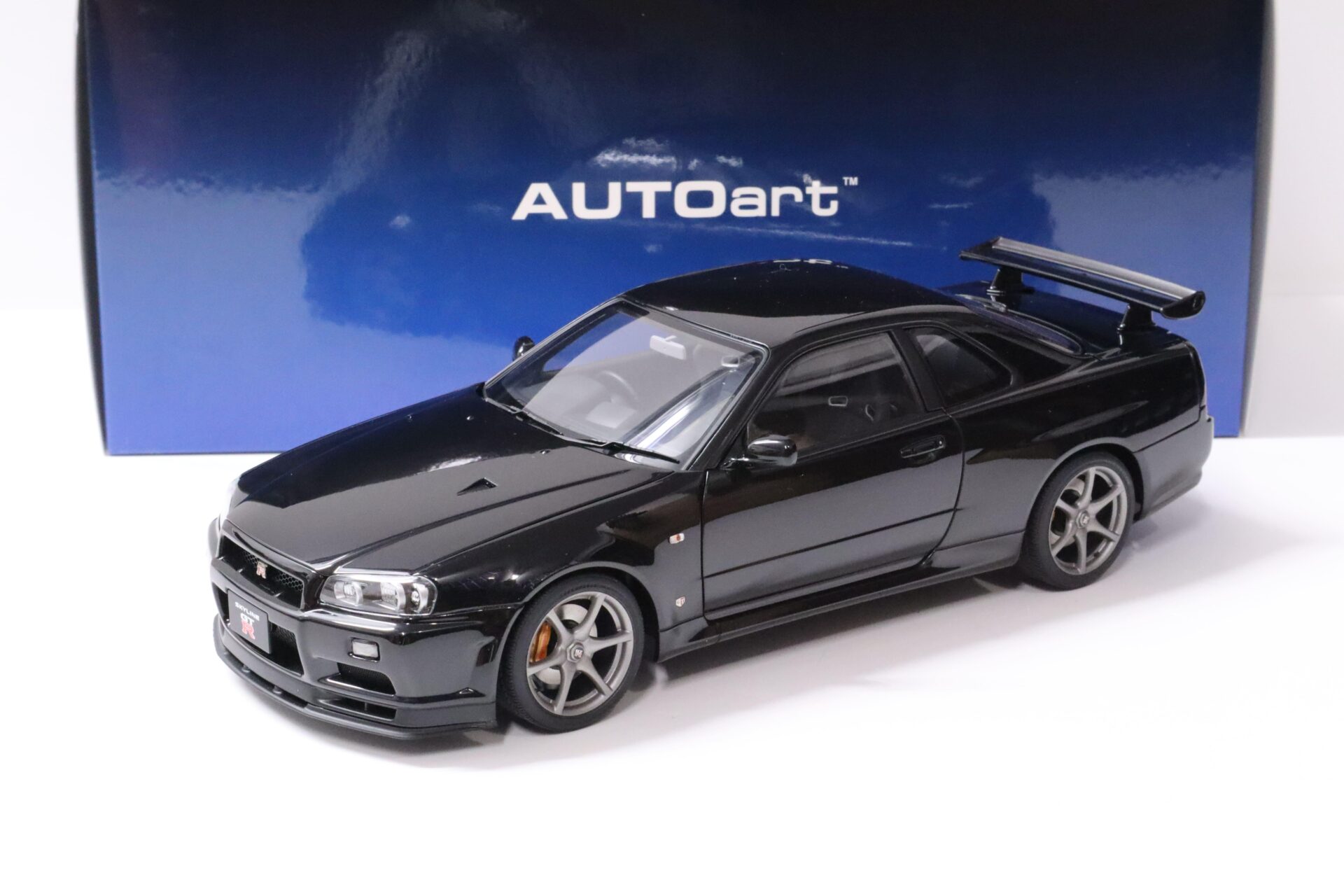 1:18 AUTOart Nissan Skyline GT-R (R34) V-SPEC II Black Pearl 2001