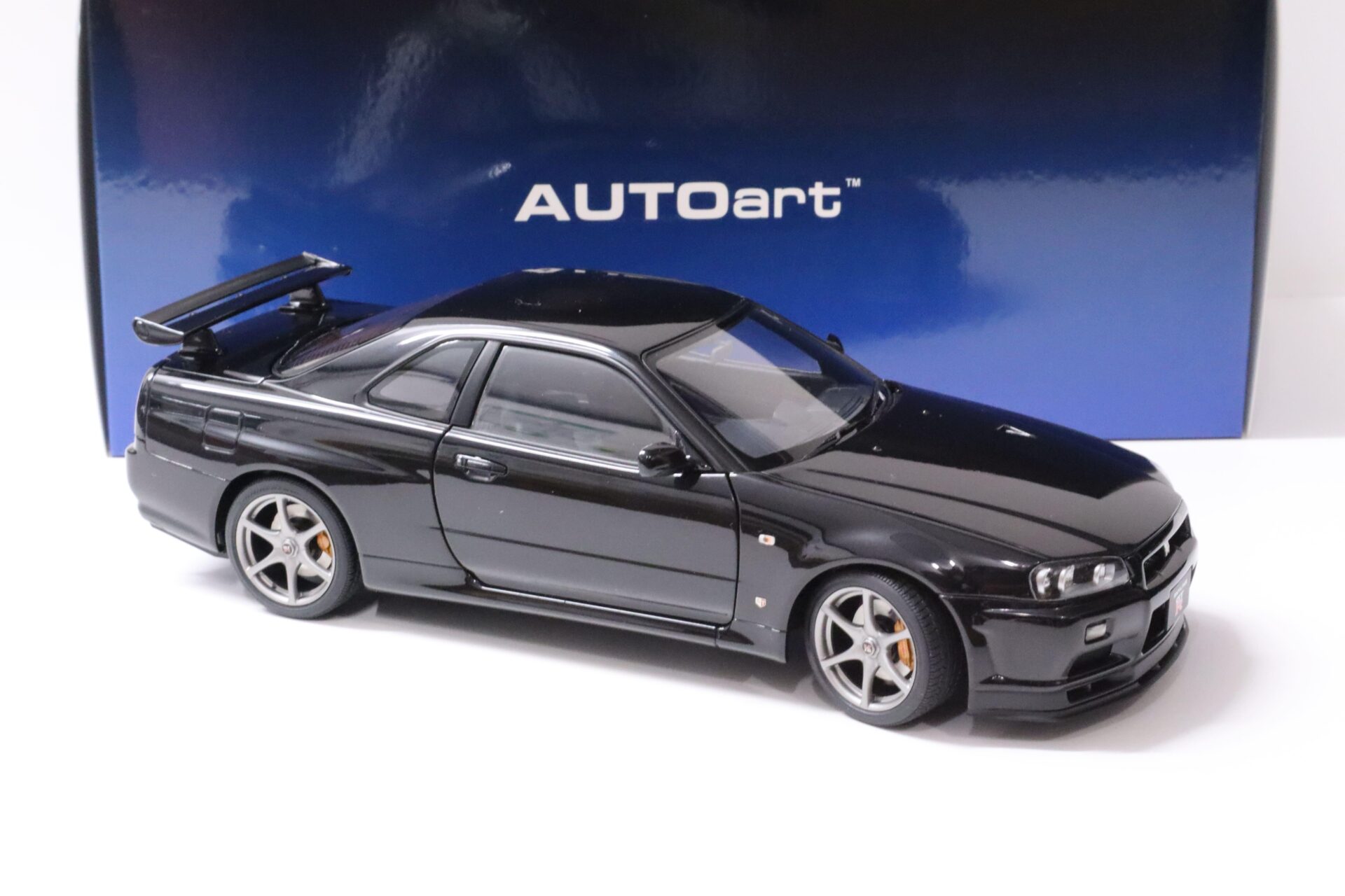 1:18 AUTOart Nissan Skyline GT-R (R34) V-SPEC II Black Pearl 2001