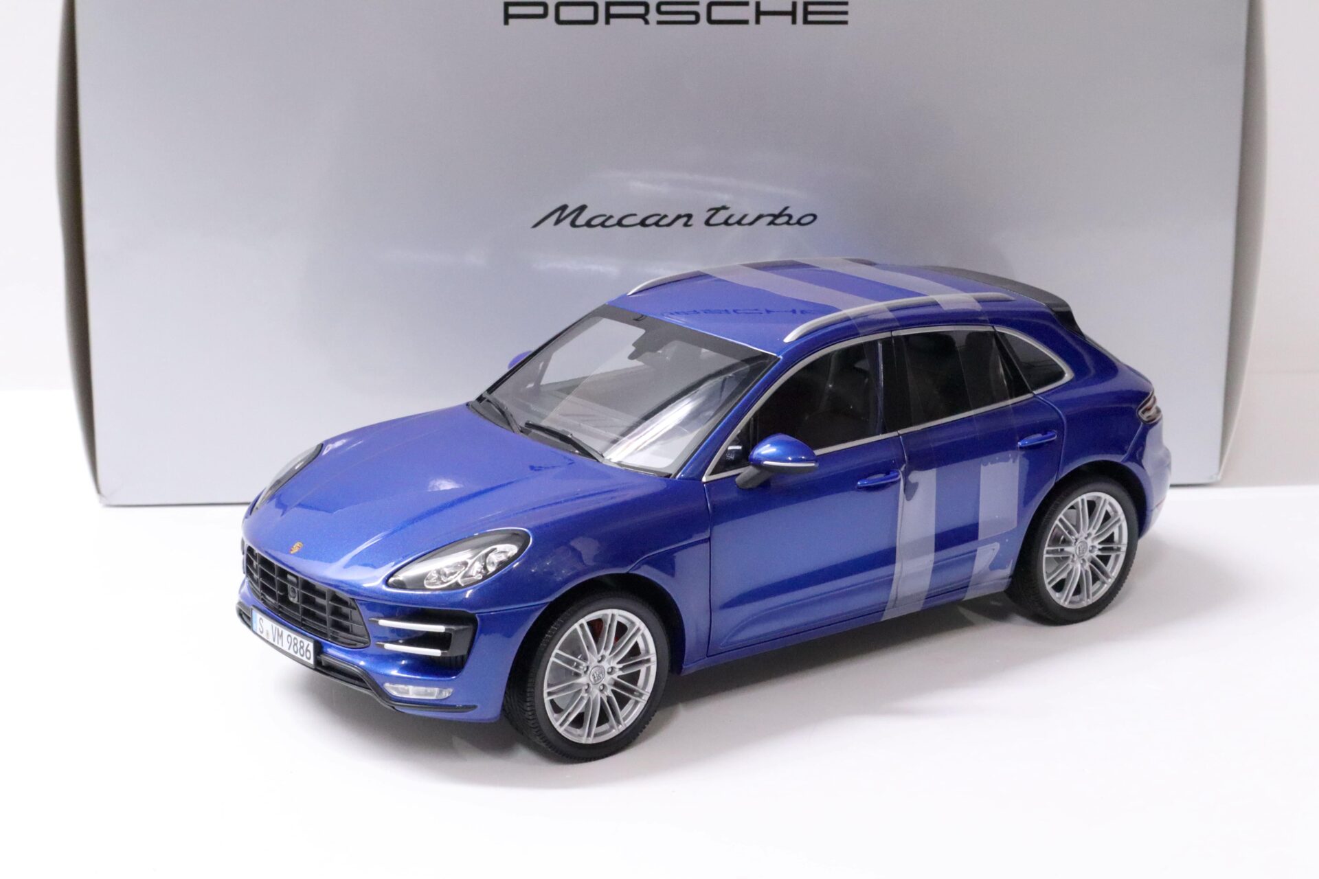 1:18 Minichamps Porsche Macan Turbo Saphir blue DEALER VERSION