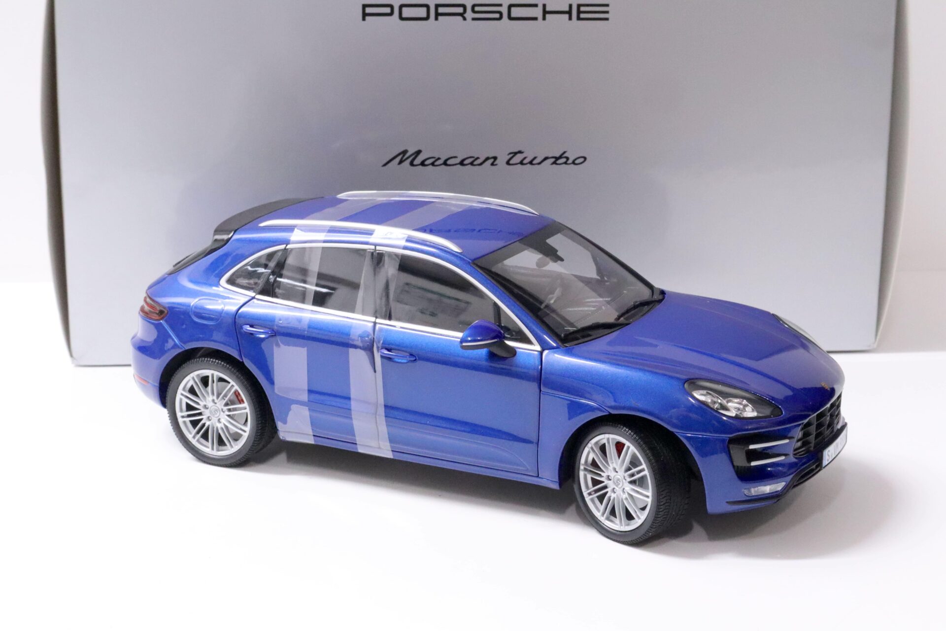 1:18 Minichamps Porsche Macan Turbo Saphir blue DEALER VERSION