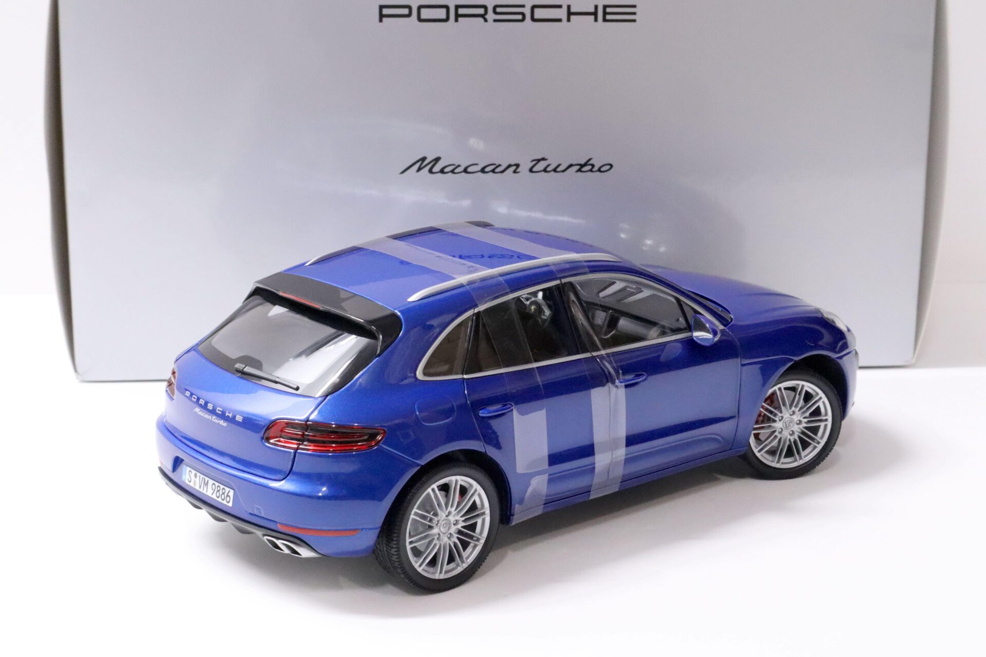1:18 Minichamps Porsche Macan Turbo Saphir blue DEALER VERSION