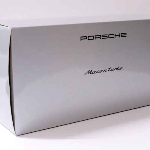 1:18 Minichamps Porsche Macan Turbo Saphir blue DEALER VERSION