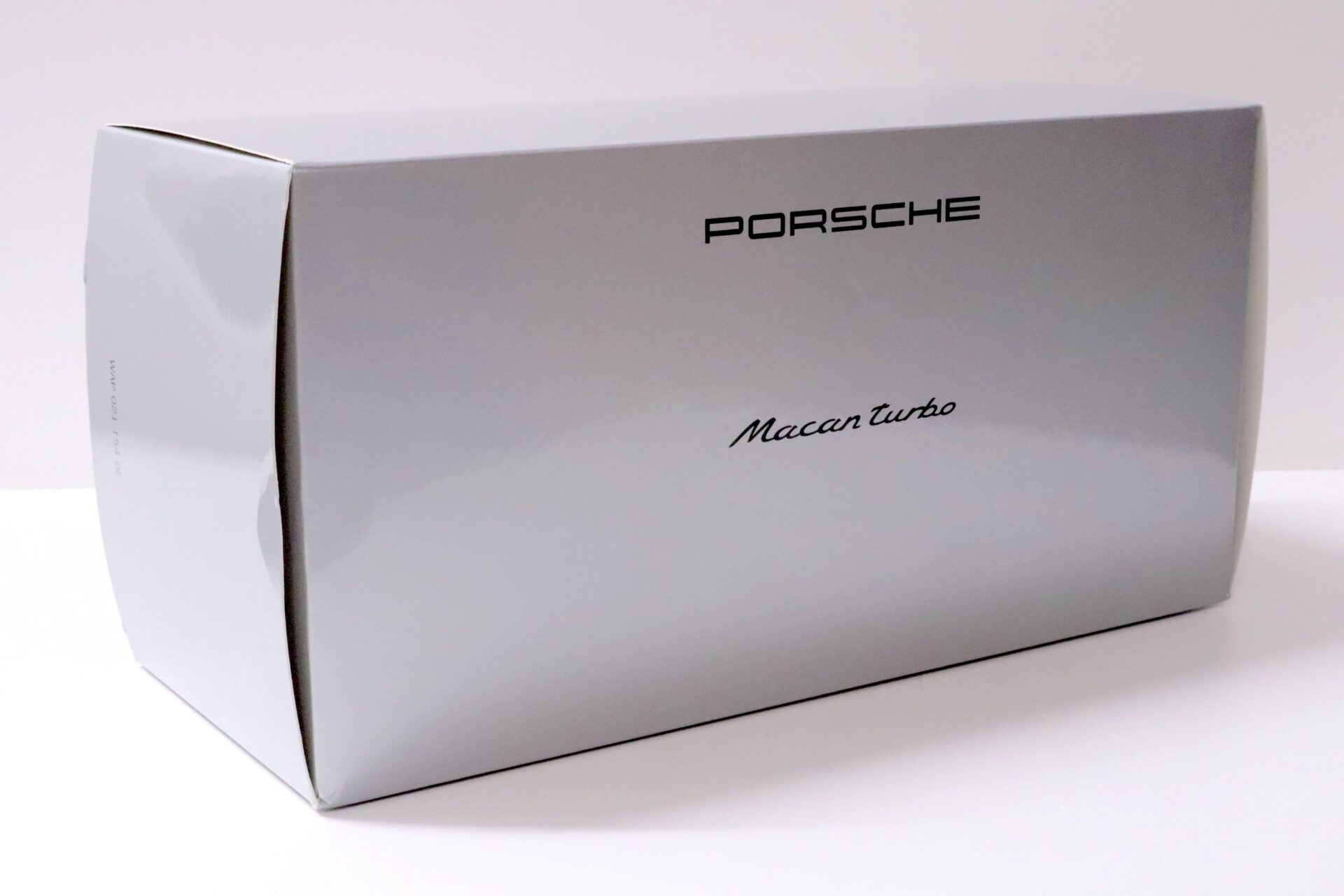 1:18 Minichamps Porsche Macan Turbo Saphir blue DEALER VERSION
