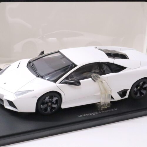 1:18 AUTOart Lamborghini Reventon matt white