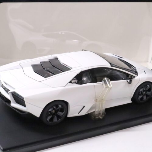 1:18 AUTOart Lamborghini Reventon matt white