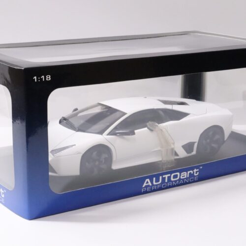 1:18 AUTOart Lamborghini Reventon matt white